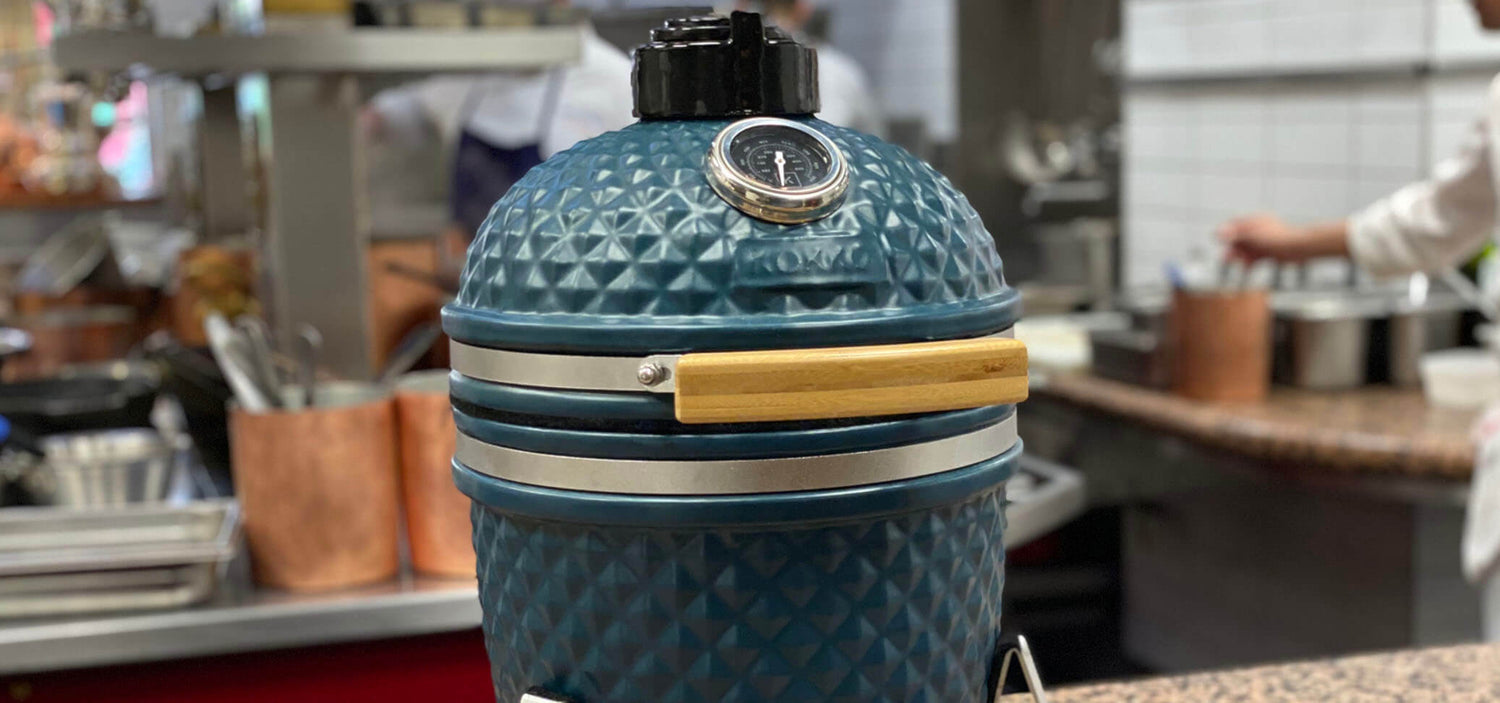 Kamado Kokko blu oceano posizionato davanti a un ristorante gastronomico Paul Bocuse.