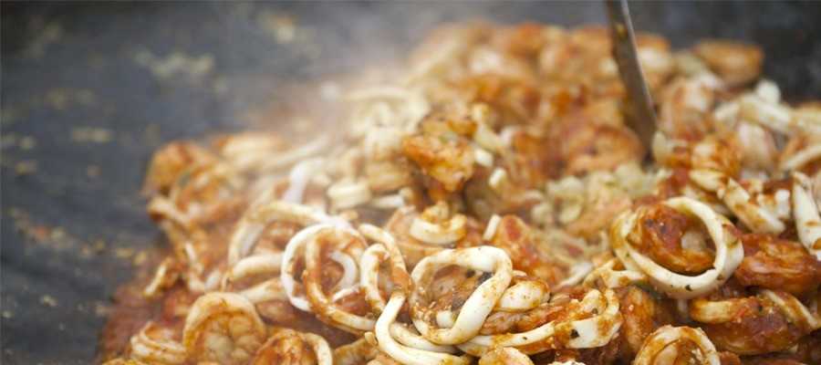 Crevettes et calamars au vin blanc