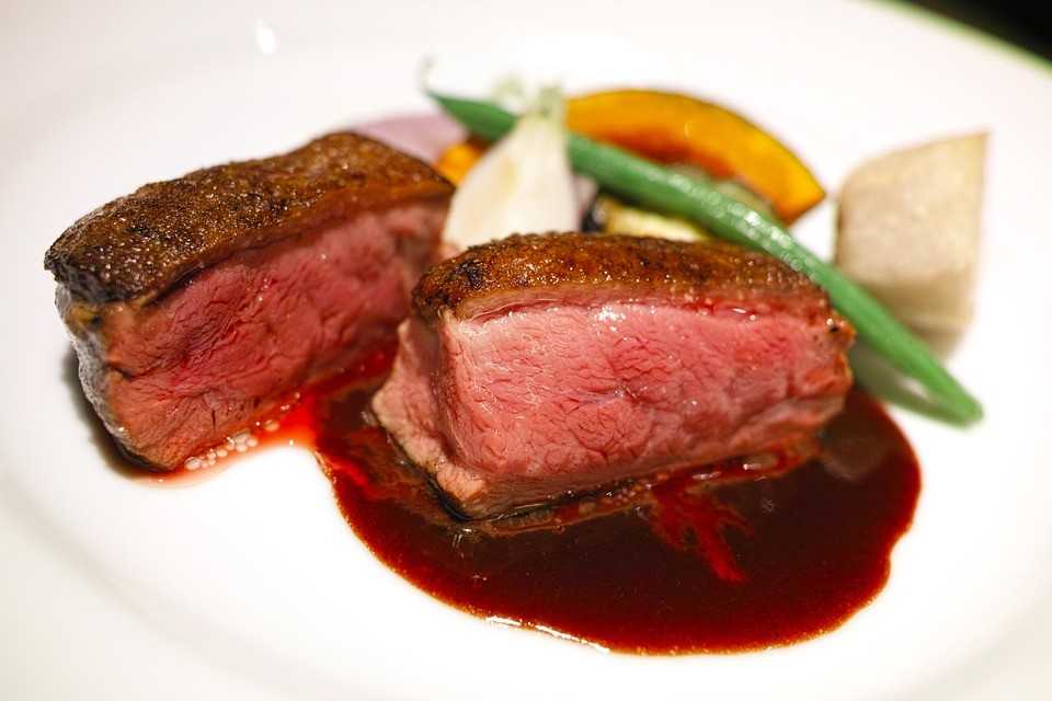 Magret de Canard fumé et ses haricots verts aux amandes fumés