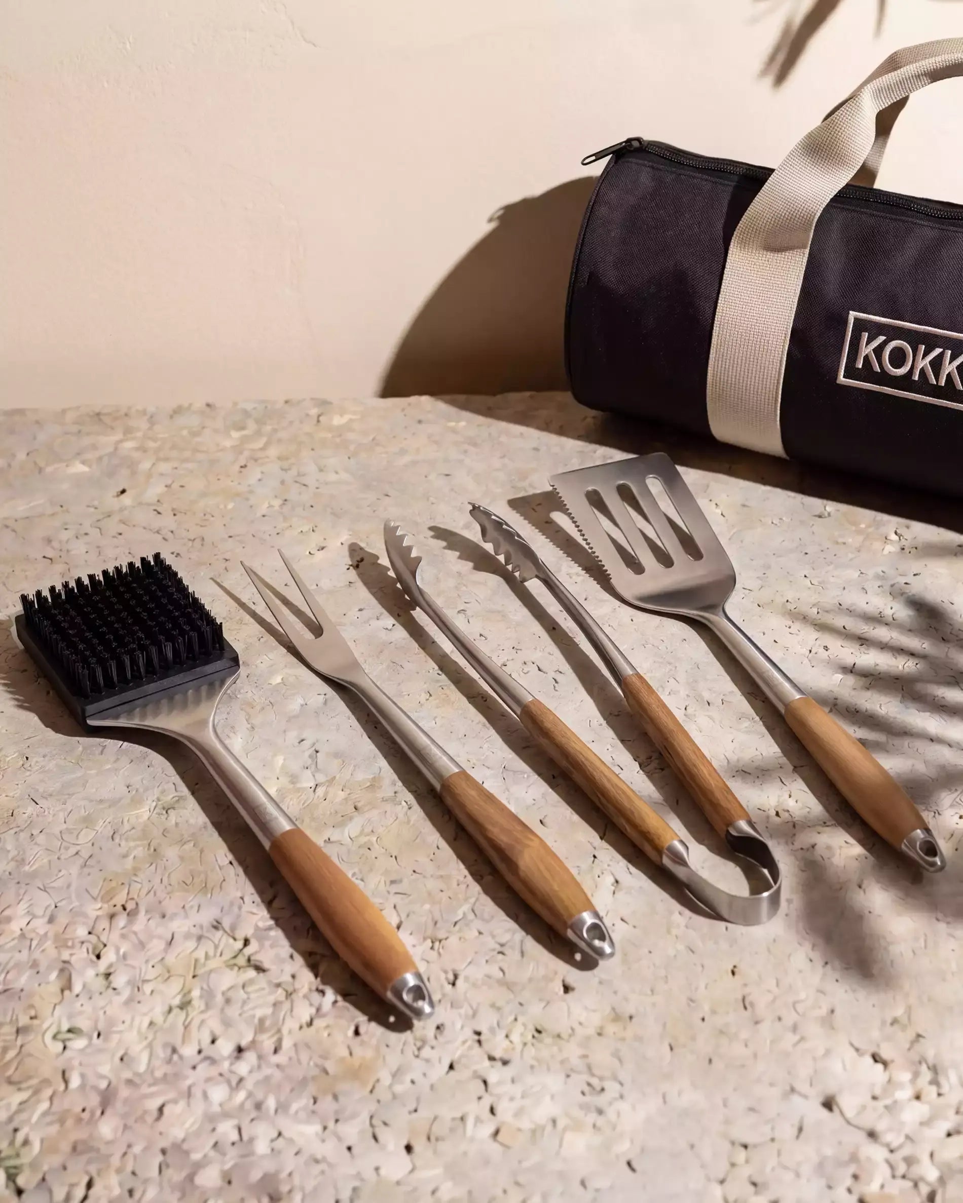 Set di utensili per barbecue Kokko 4 pezzi (spazzola, forchettone, pinza, spatola) con manici in legno e borsa per il trasporto