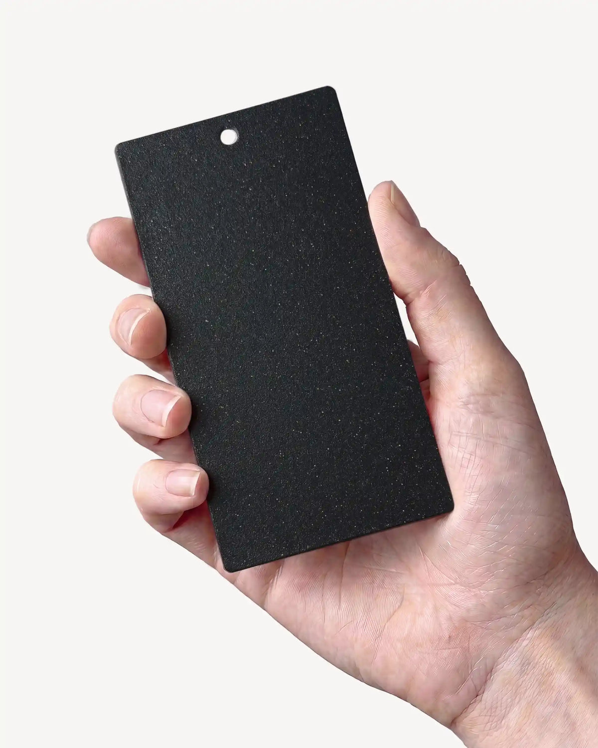 Mano che tiene un campione colore Nero Profondo PILOTIS