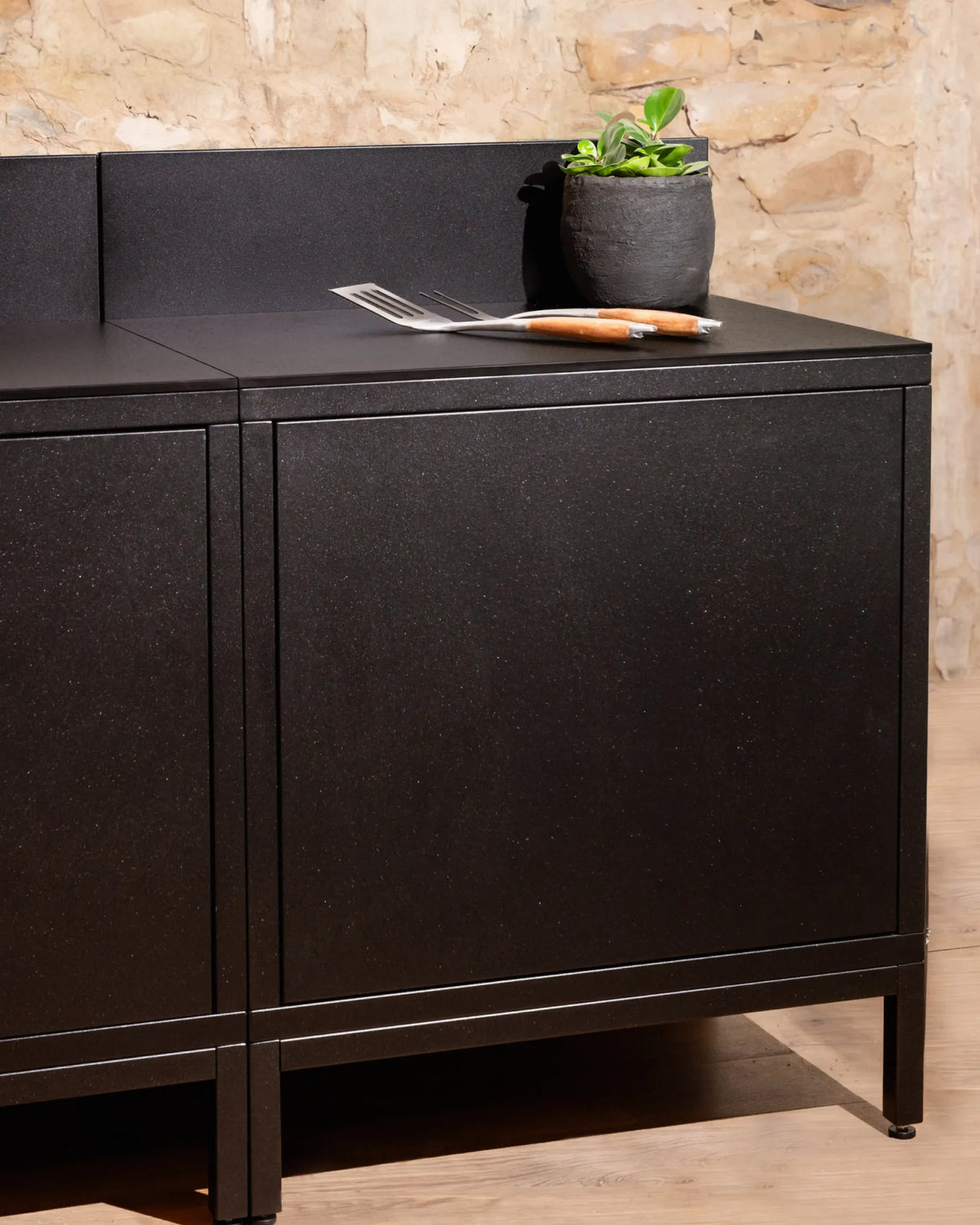 Modulo nero Classic PILOTIS per cucina outdoor, piano di lavoro con pianta e posate