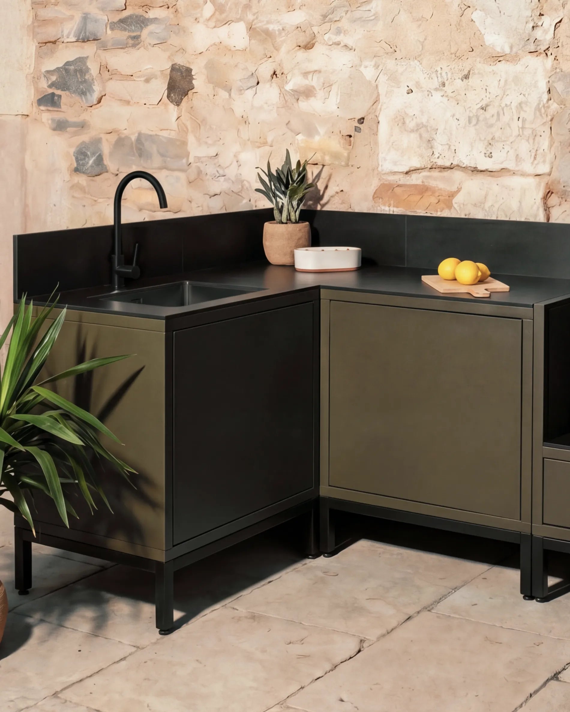 Modulo angolare verde oliva PILOTIS con lavello e piano nero, cucina da esterno
