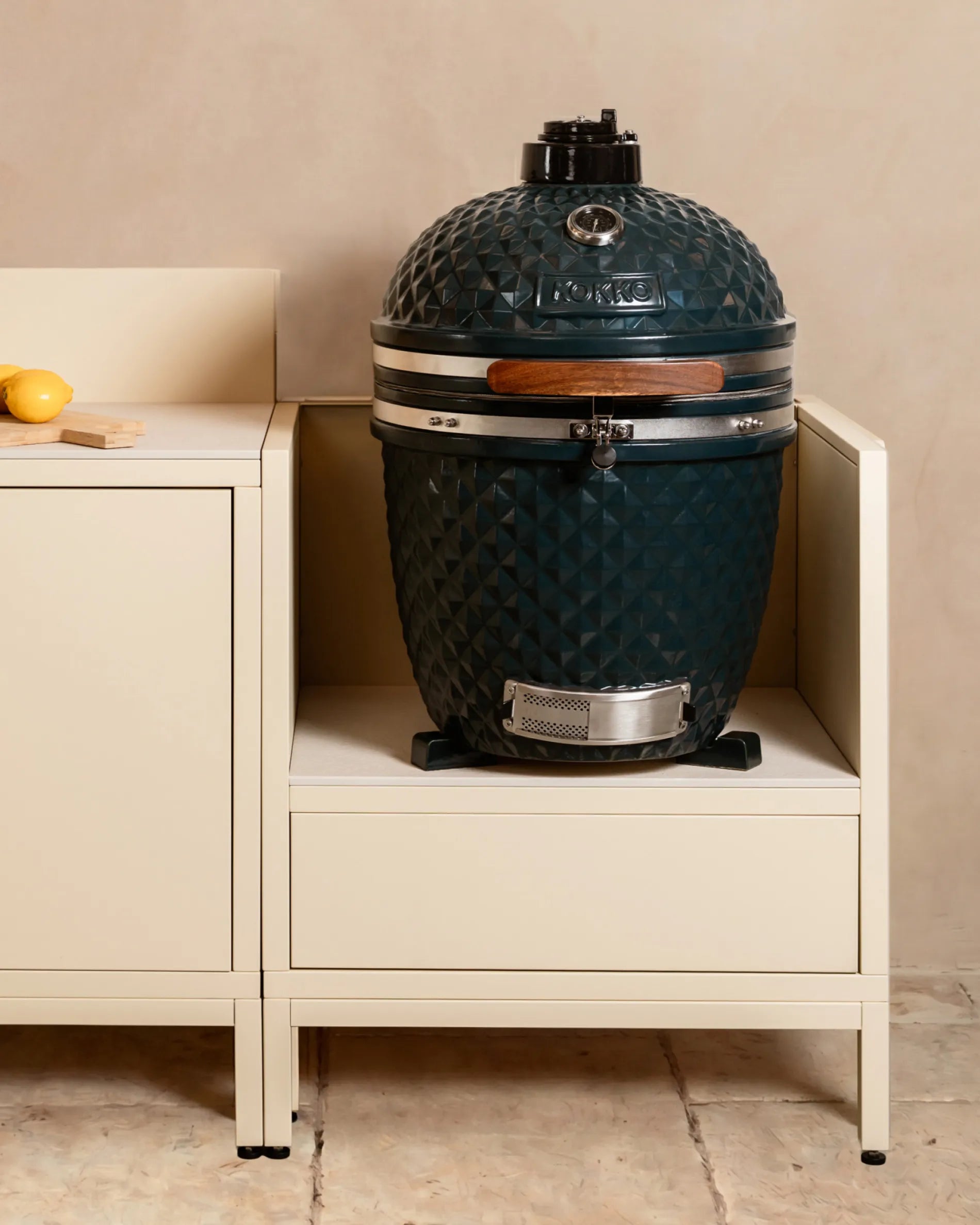 Kamado blu navy Kokko installato in modulo beige crema PILOTIS, cucina da esterno