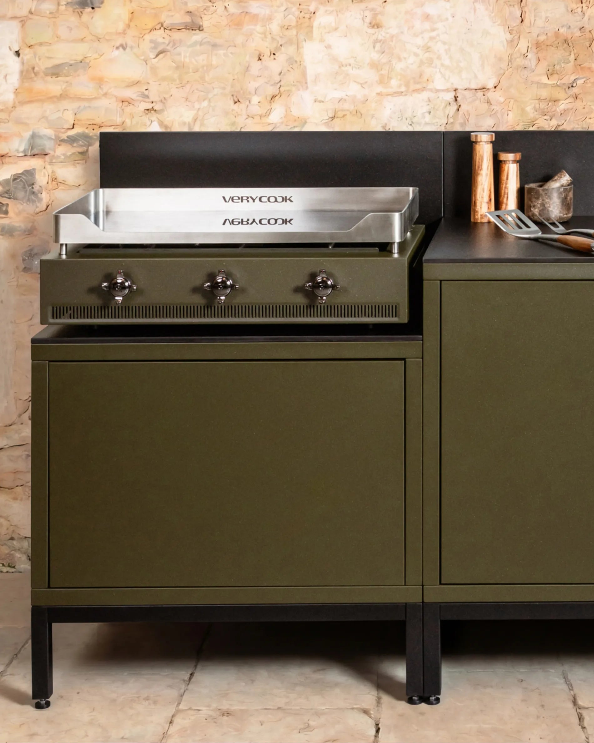 Plancha Verycook installata su un modulo verde oliva PILOTIS, cucina da esterno con accessori in rame