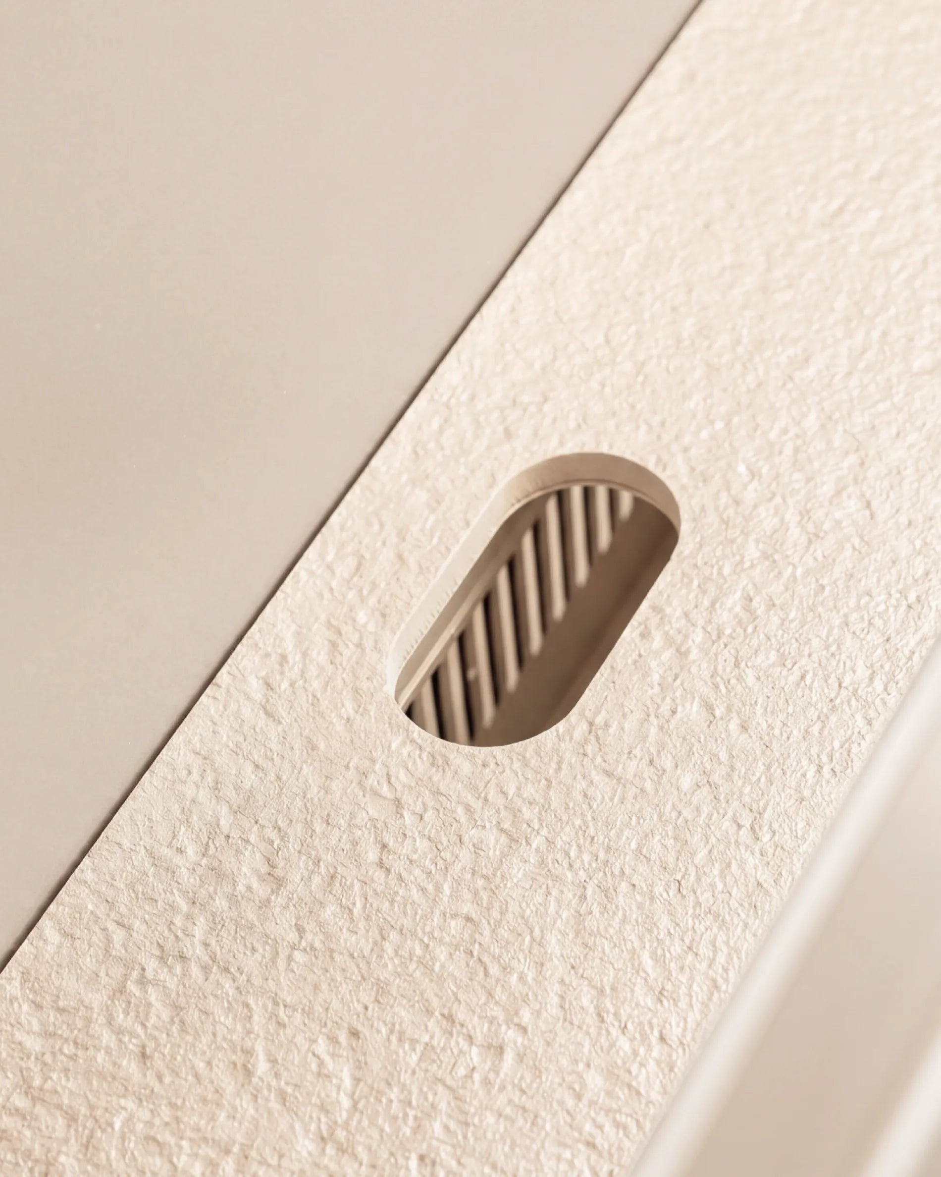 Taglio ovale del piano beige crema del modulo Plancha PILOTIS, primo piano sulla texture effetto granito
