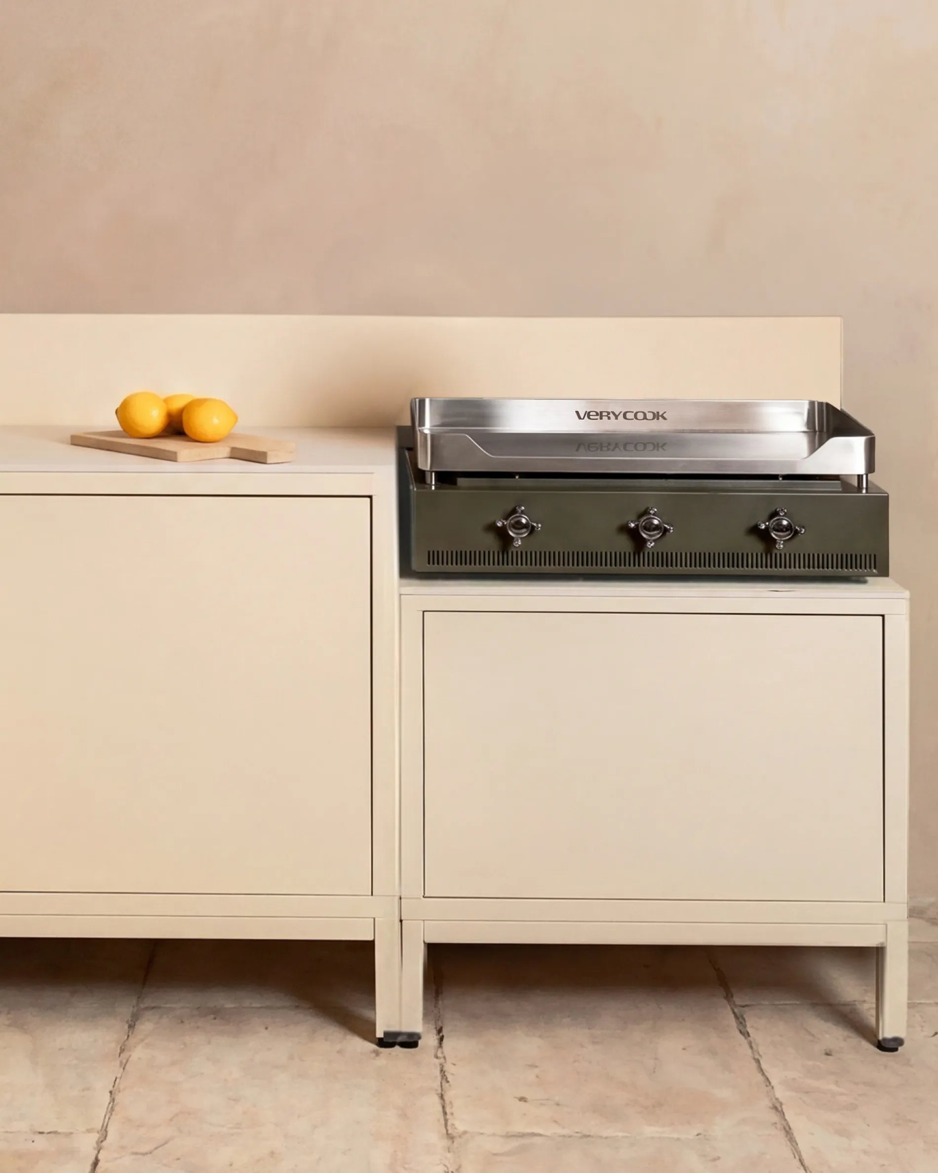 Plancha Verycook installata nel mobile beige crema PILOTIS, cucina da esterno