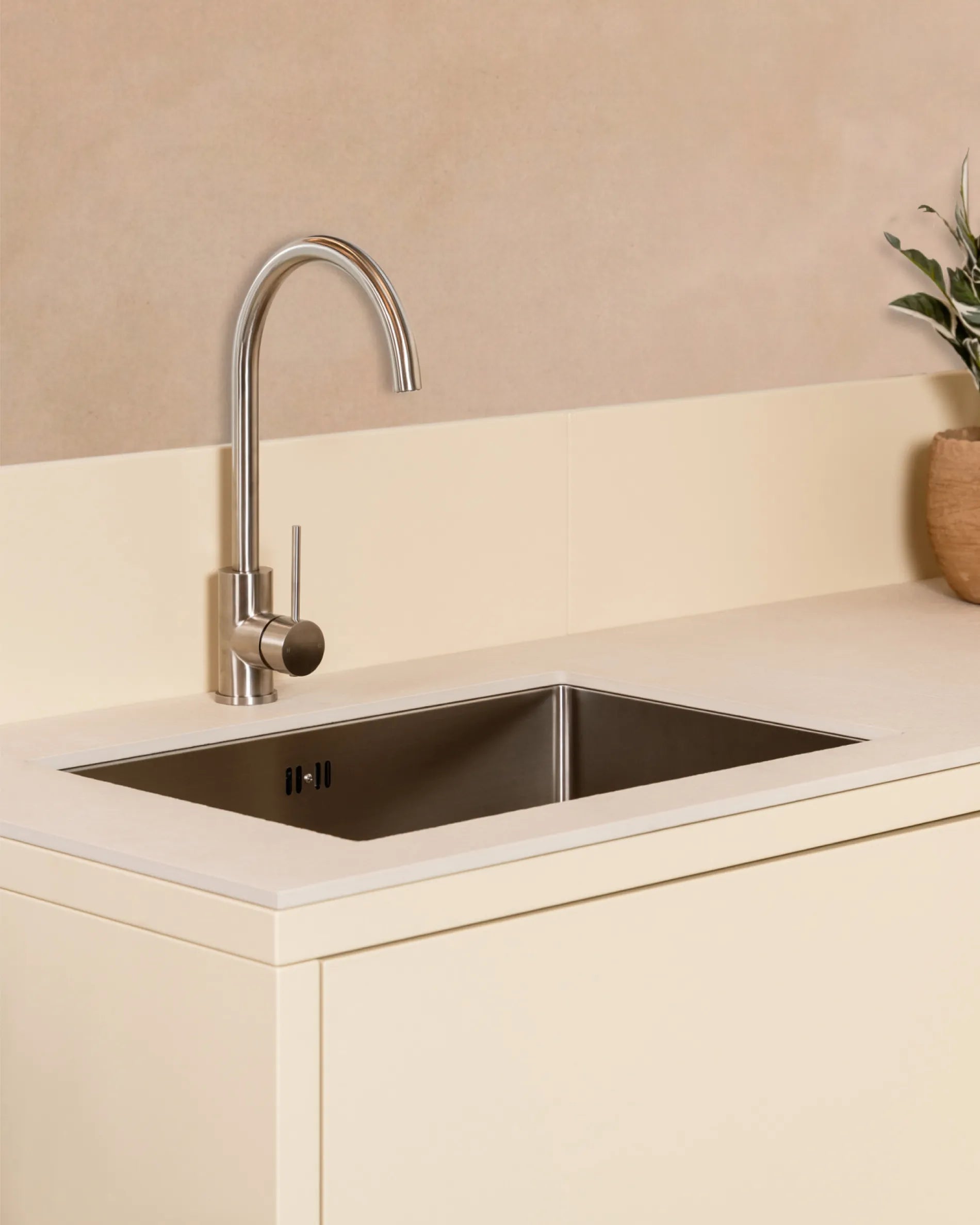Modulo lavello PILOTIS con rubinetto cromato, cassone beige crema per cucina da esterno