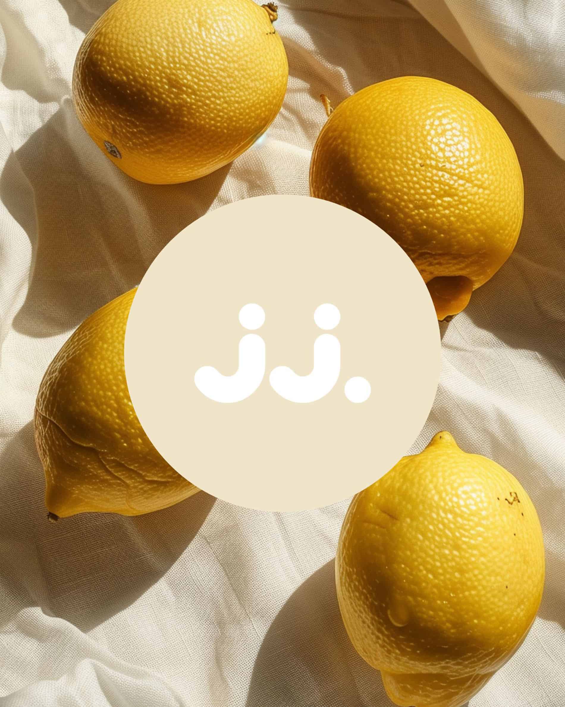 Limone giallo su tessuto chiaro con logo jj., che richiama la fragranza Citronella & Limone.