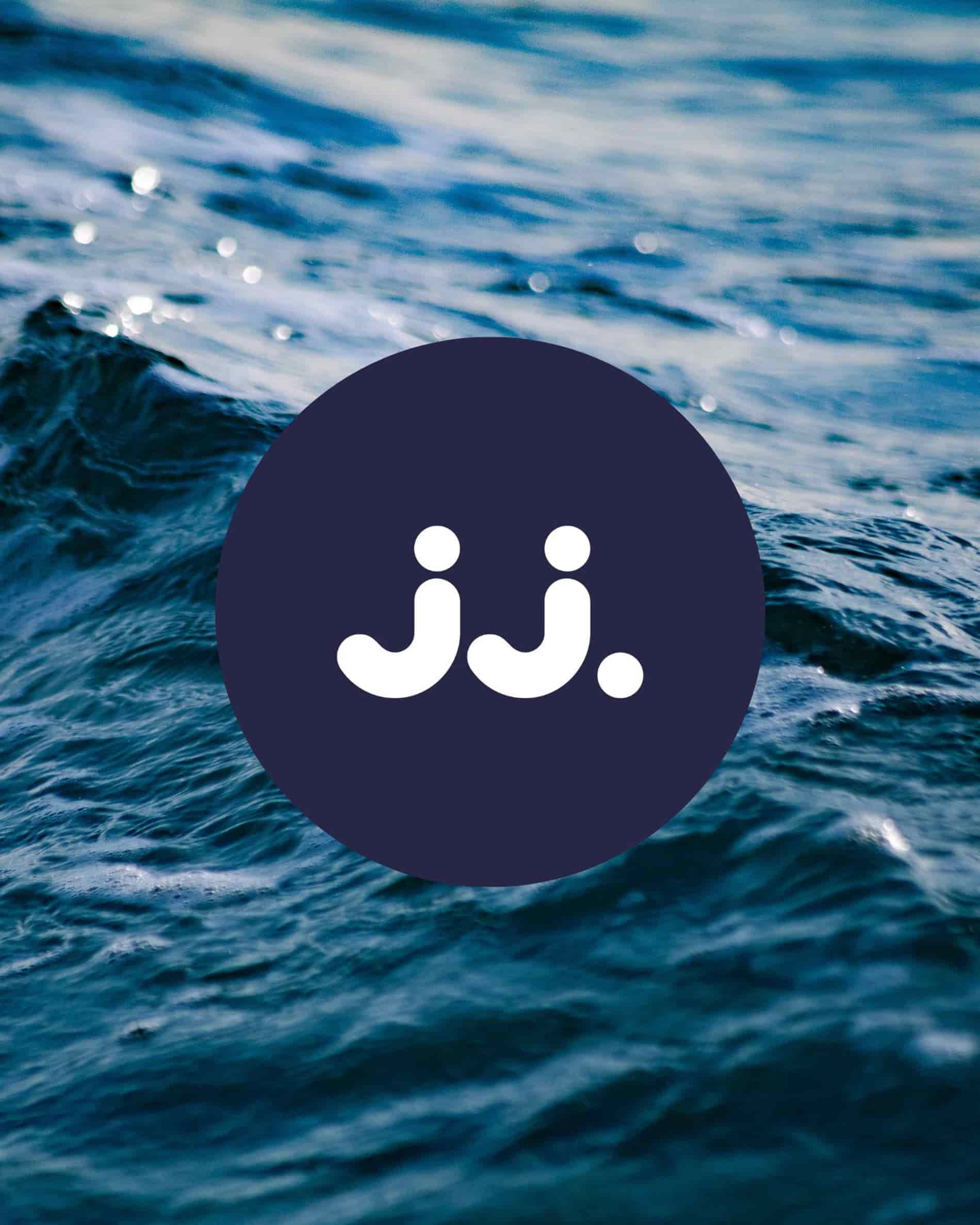 Sfondo marino con logo jj., che richiama la fragranza Citronella & Sale di me