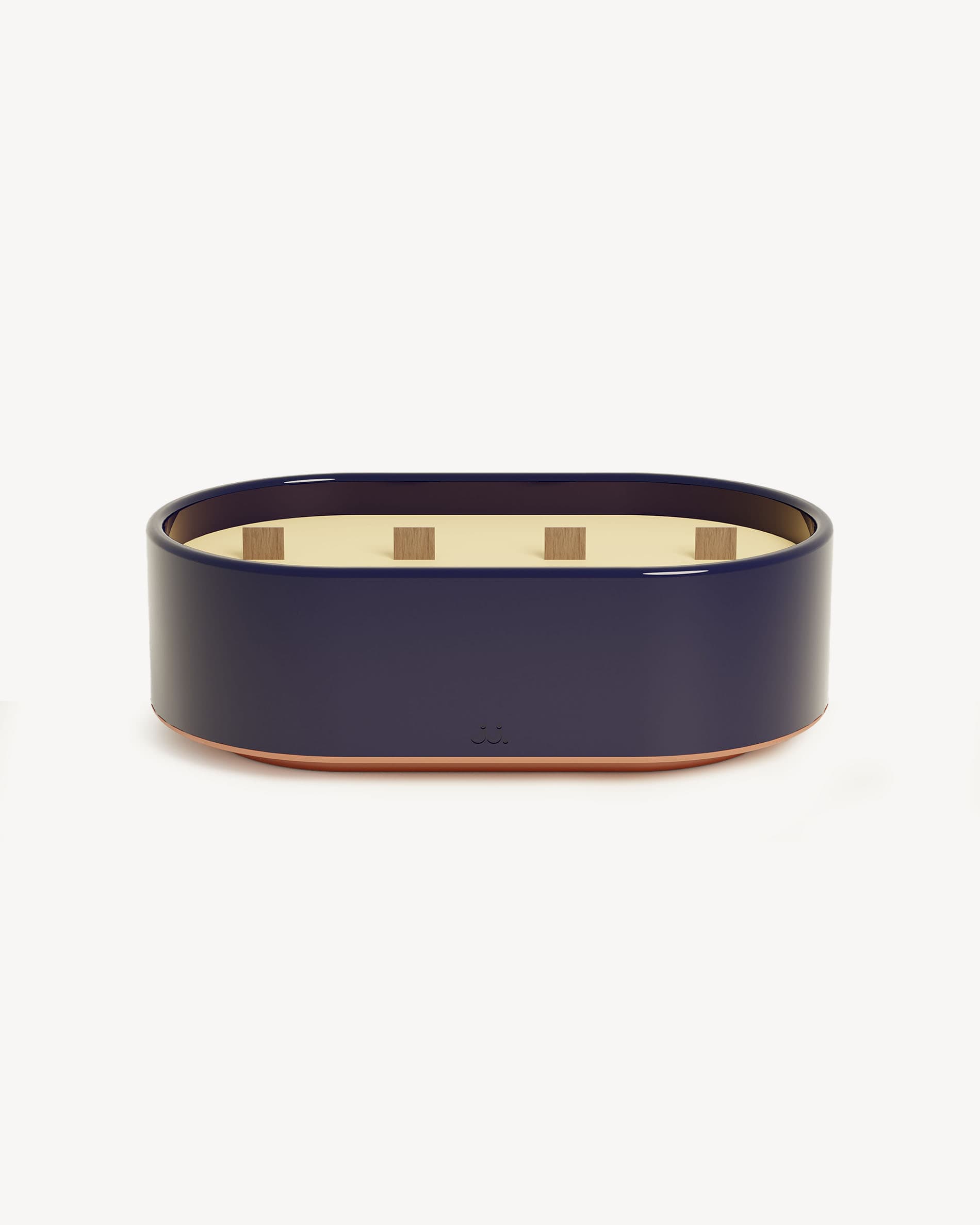 Candela Totem L in ceramica smaltata blu navy, profumata alla citronella con note di sale marino.