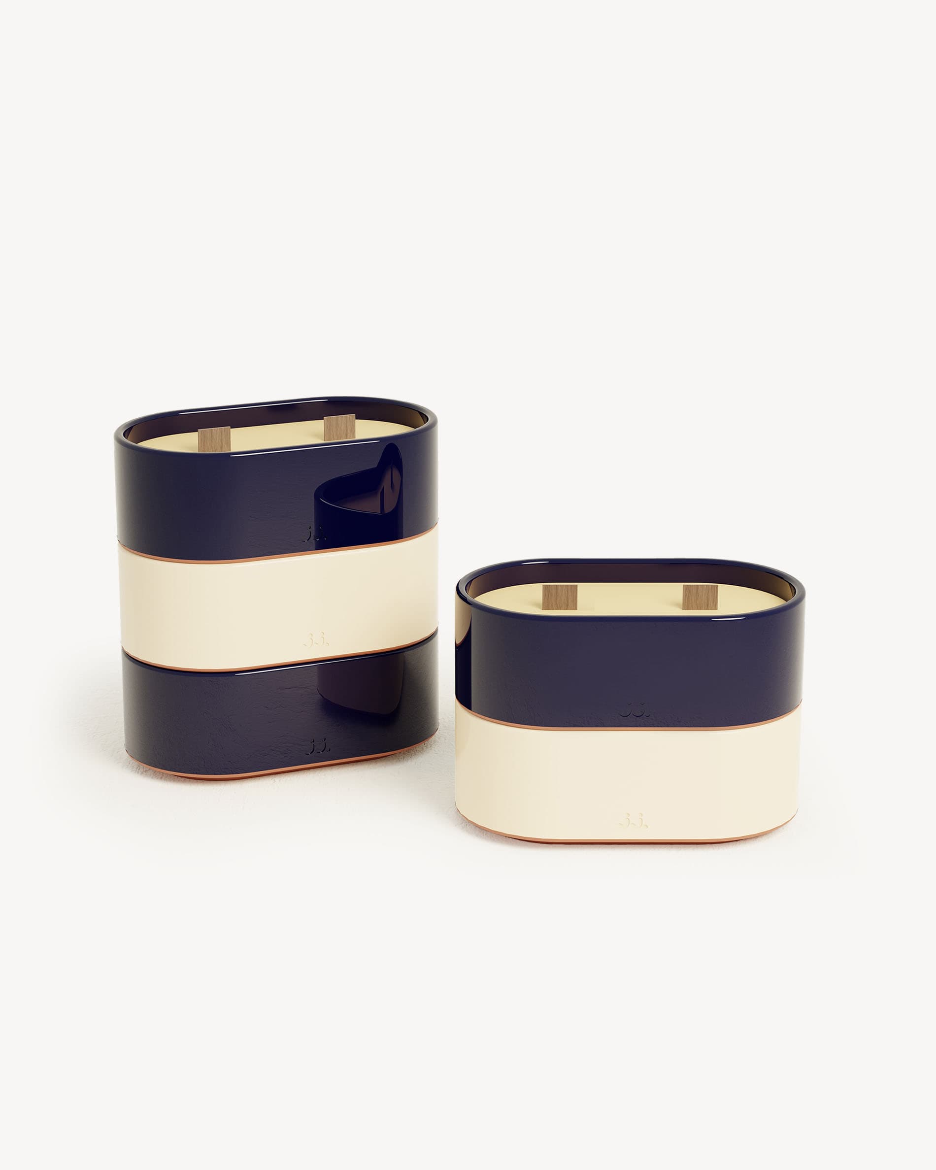 Candela Totem S in ceramica bicolore beige avorio e blu navy, profumata alla citronella con note di limone e sale marino.