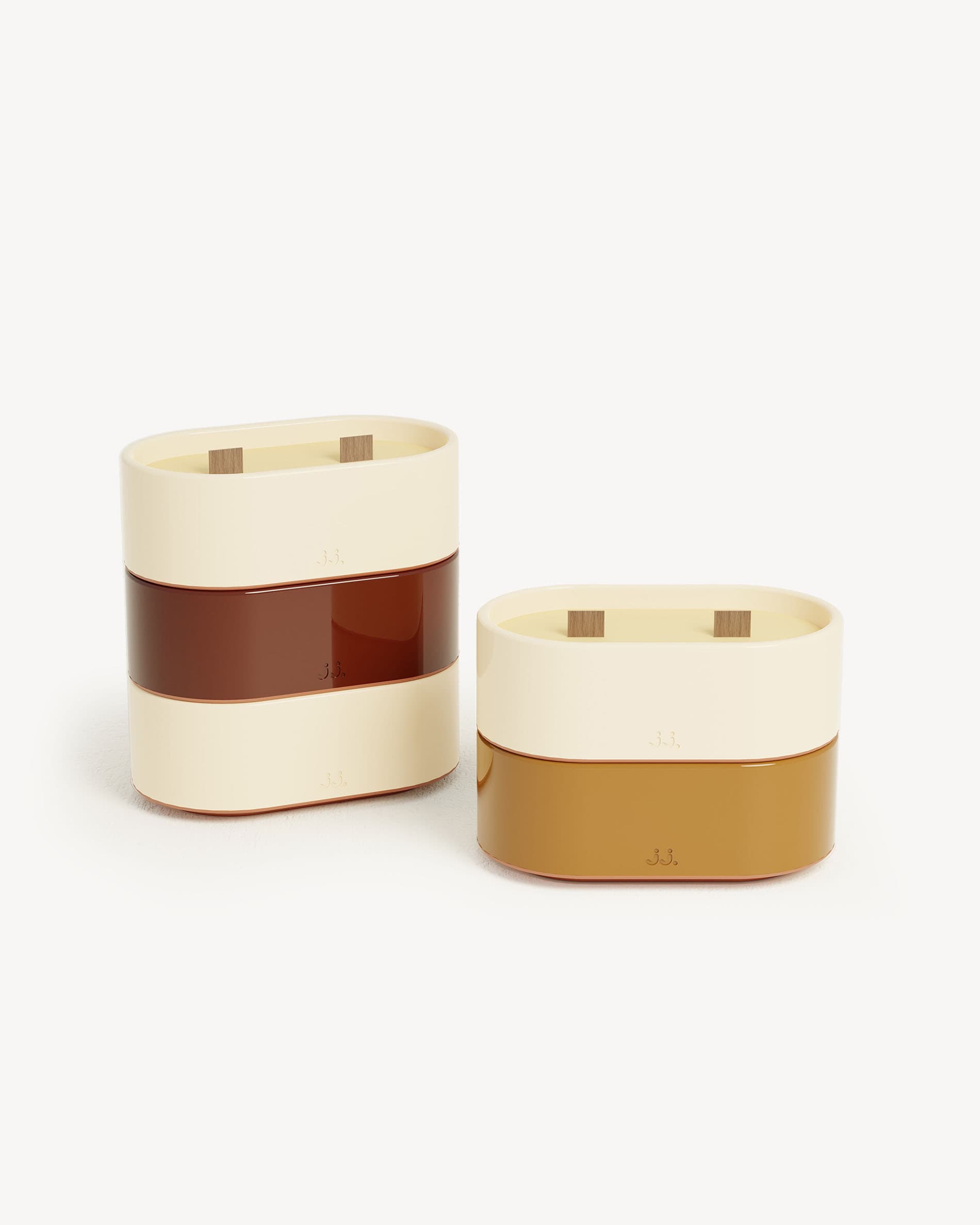 Candela Totem S in ceramica bicolore beige avorio e rosso ossido, profumata alla citronella con note di geranio.