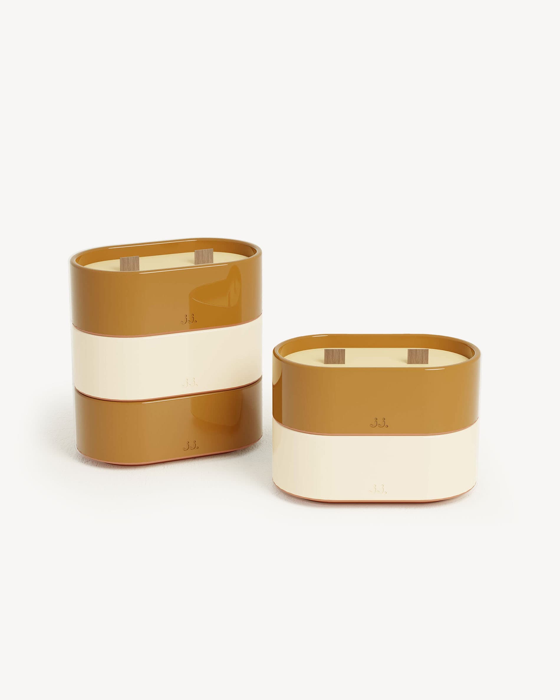 Candela Totem L in ceramica beige avorio e marrone terra di Siena, profumata alla citronella con note di fiori d’arancio.