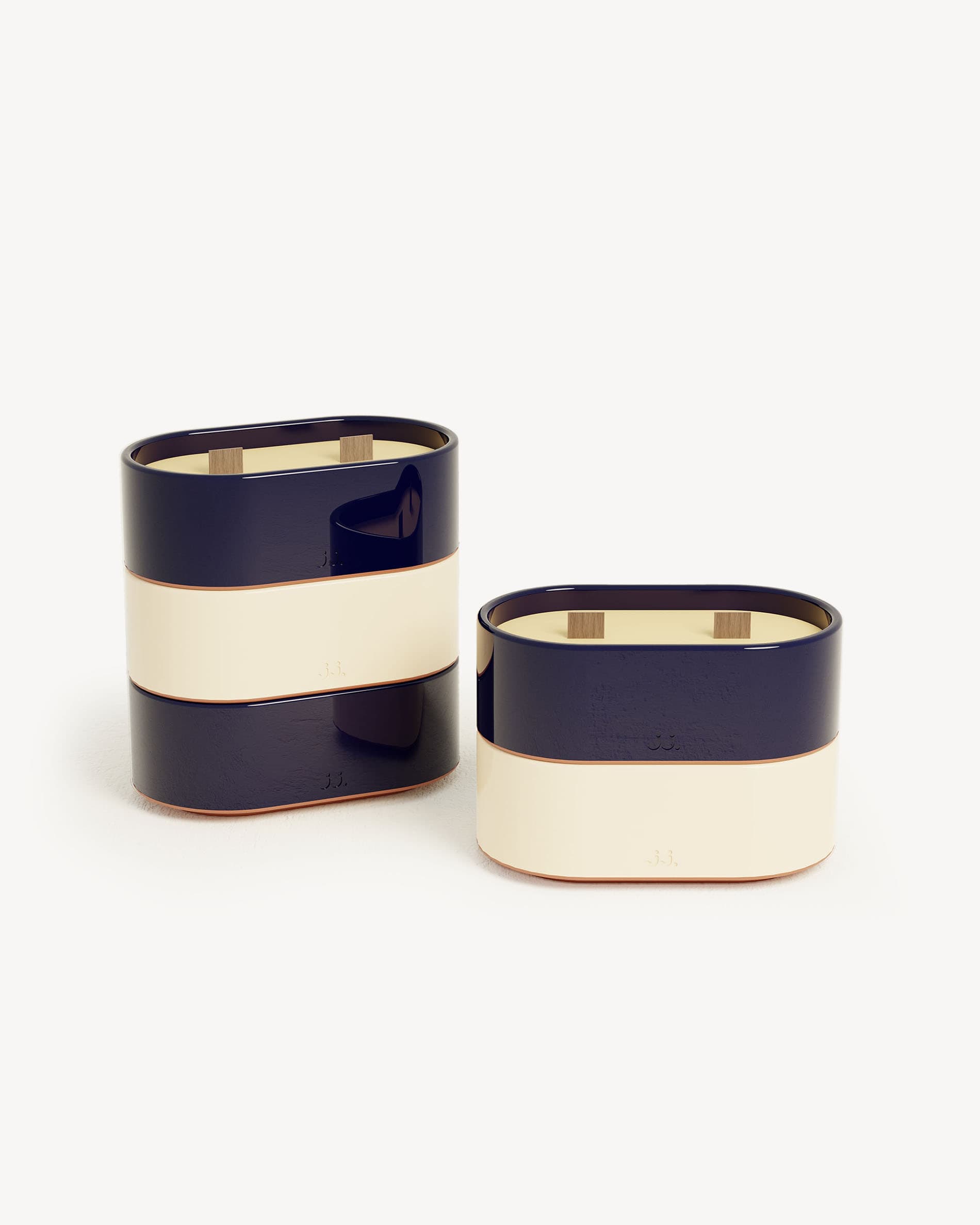 Candela Totem S in ceramica bicolore beige avorio e blu navy, profumata alla citronella con note di limone e sale marino.