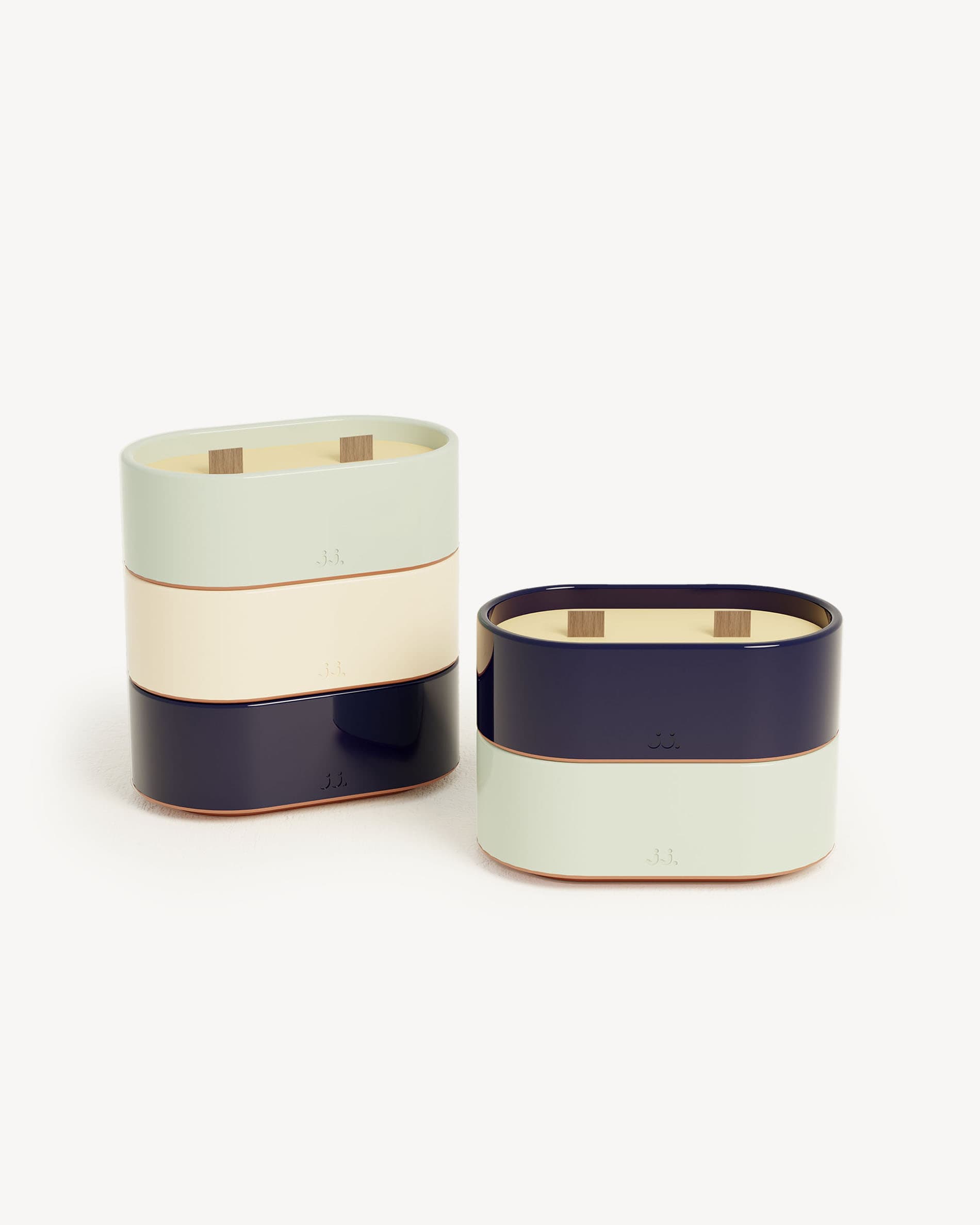 Candele Totem S in ceramica verde acqua e blu navy, profumate alla citronella con note di eucalipto e sale marino.