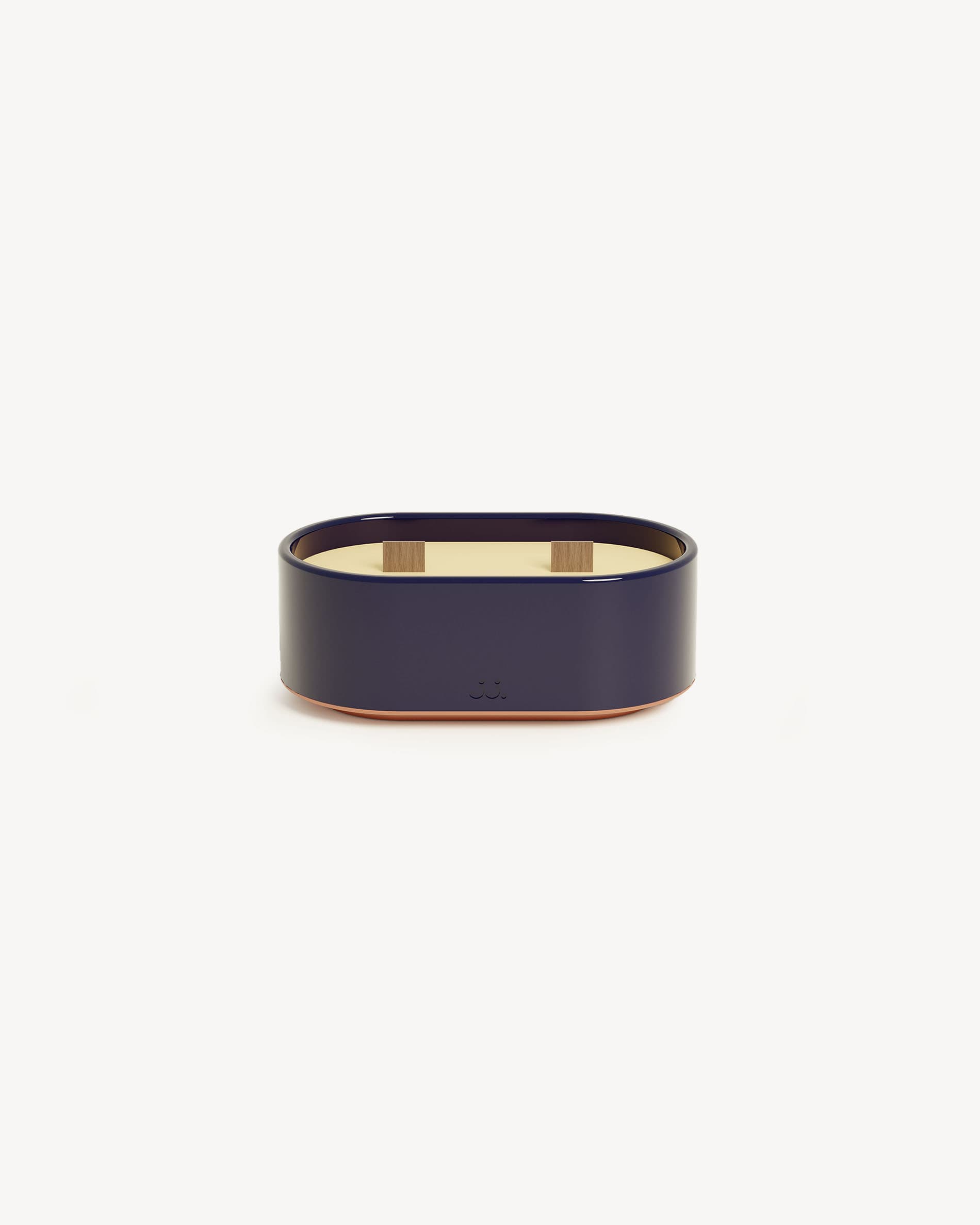 Bougie Totem S in ceramica smaltata blu navy, profumata alla citronella con note di sale marino.
