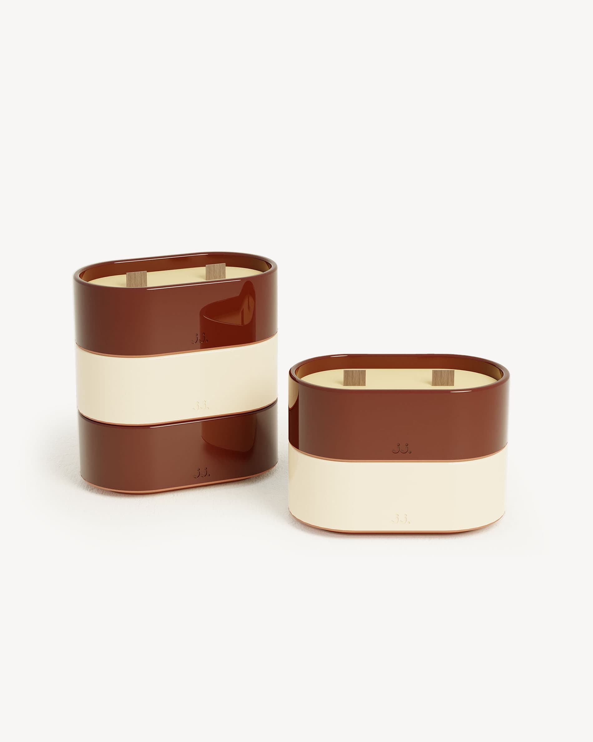 Candele Totem S in ceramica smaltata beige avorio e rosso ossido, profumate alla citronella con note di limone e geranio.