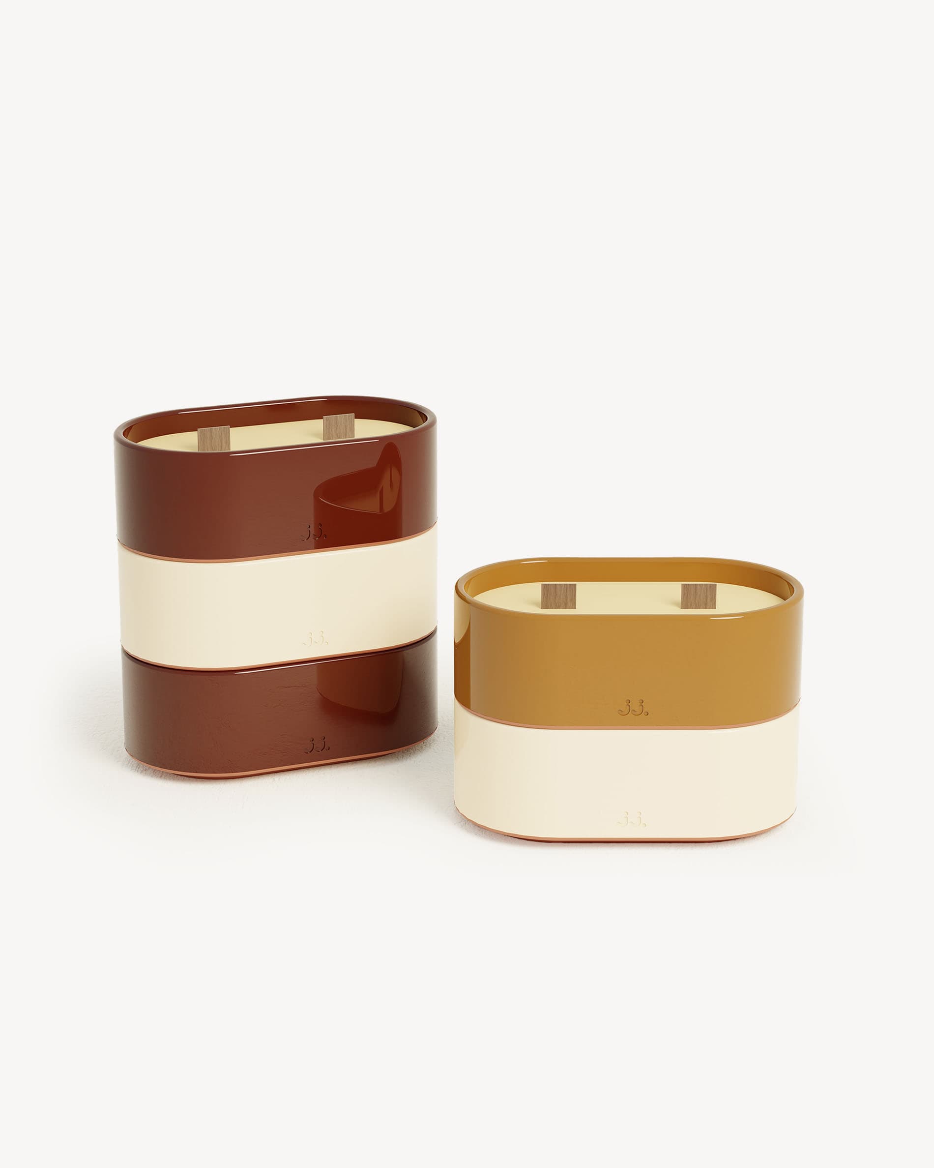 Candela Totem L in ceramica bicolore beige avorio e marrone terra di Siena, profumata alla citronella con note di fiori d’arancio.