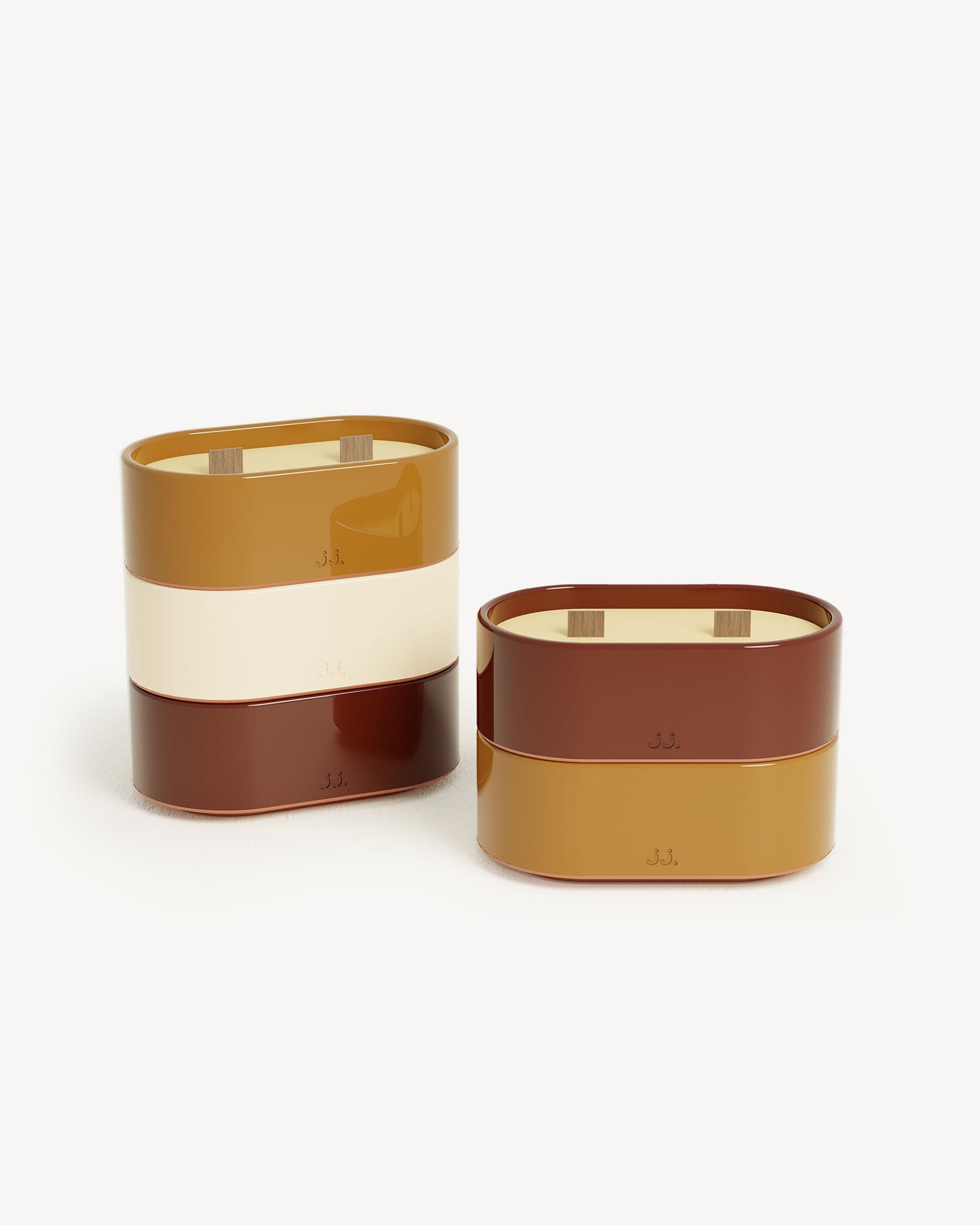 Candele Totem S con finiture rosso ossido e marrone terra di Siena, profumate alla citronella con note di geranio e fiori d’arancio.