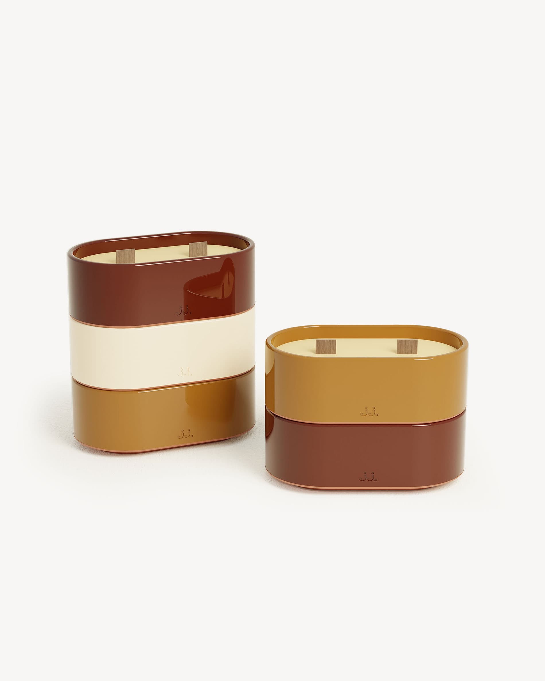 Candele Totem S con finiture rosso ossido e marrone terra di Siena, profumate alla citronella con note di geranio e fiori d’arancio.