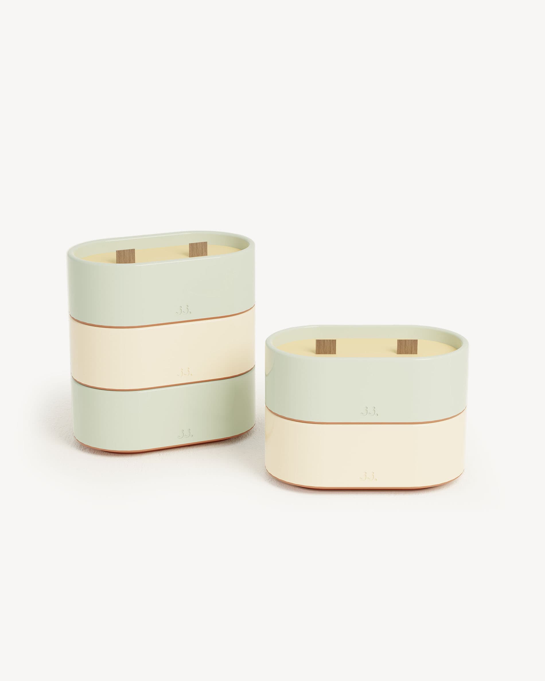 Set di candele Totem S verde acqua e beige avorio, cera profumata alla citronella con eucalipto e limone.