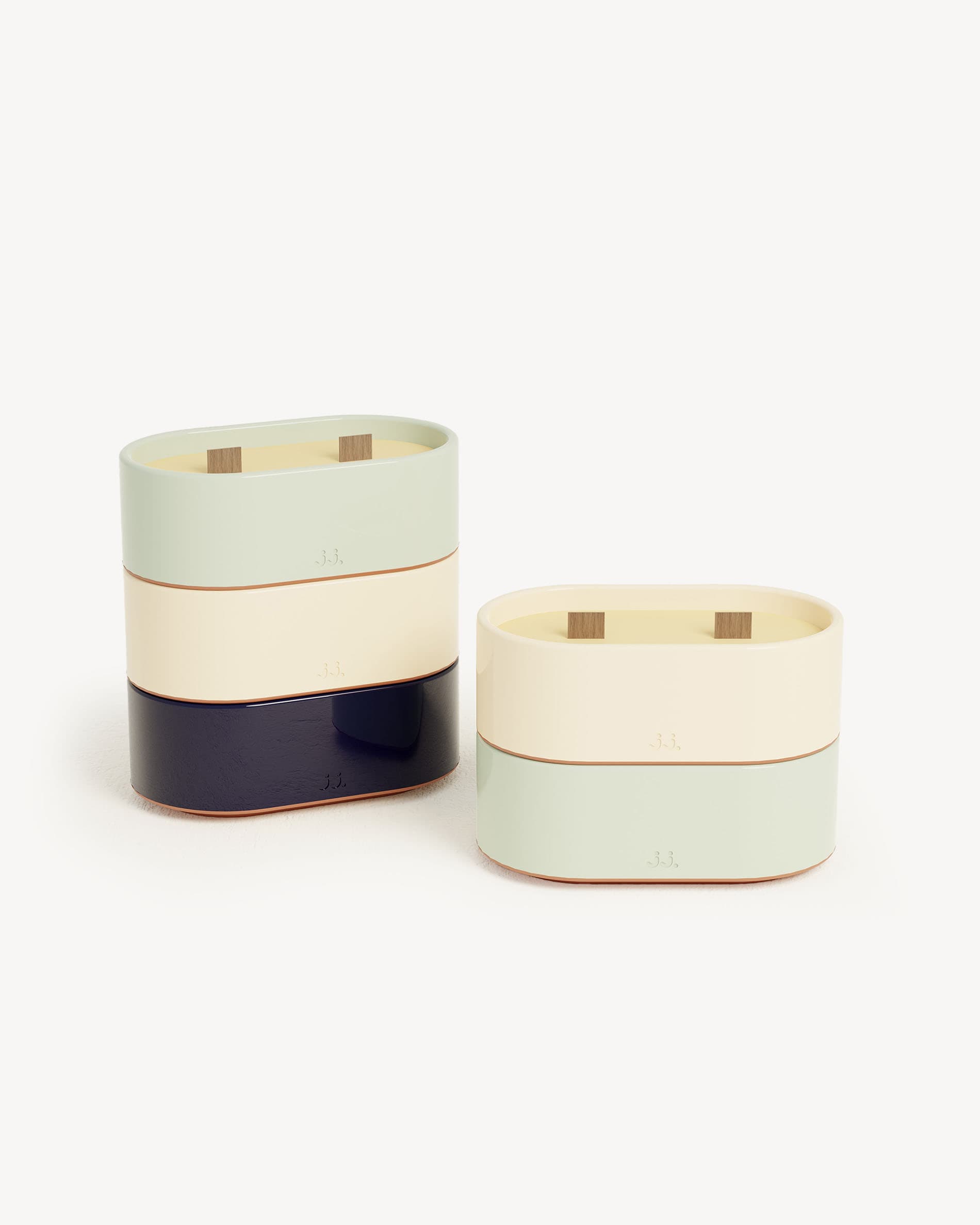 Set di candele Totem S nei colori verde acqua e beige avorio, cera profumata alla citronella con eucalipto e limone.