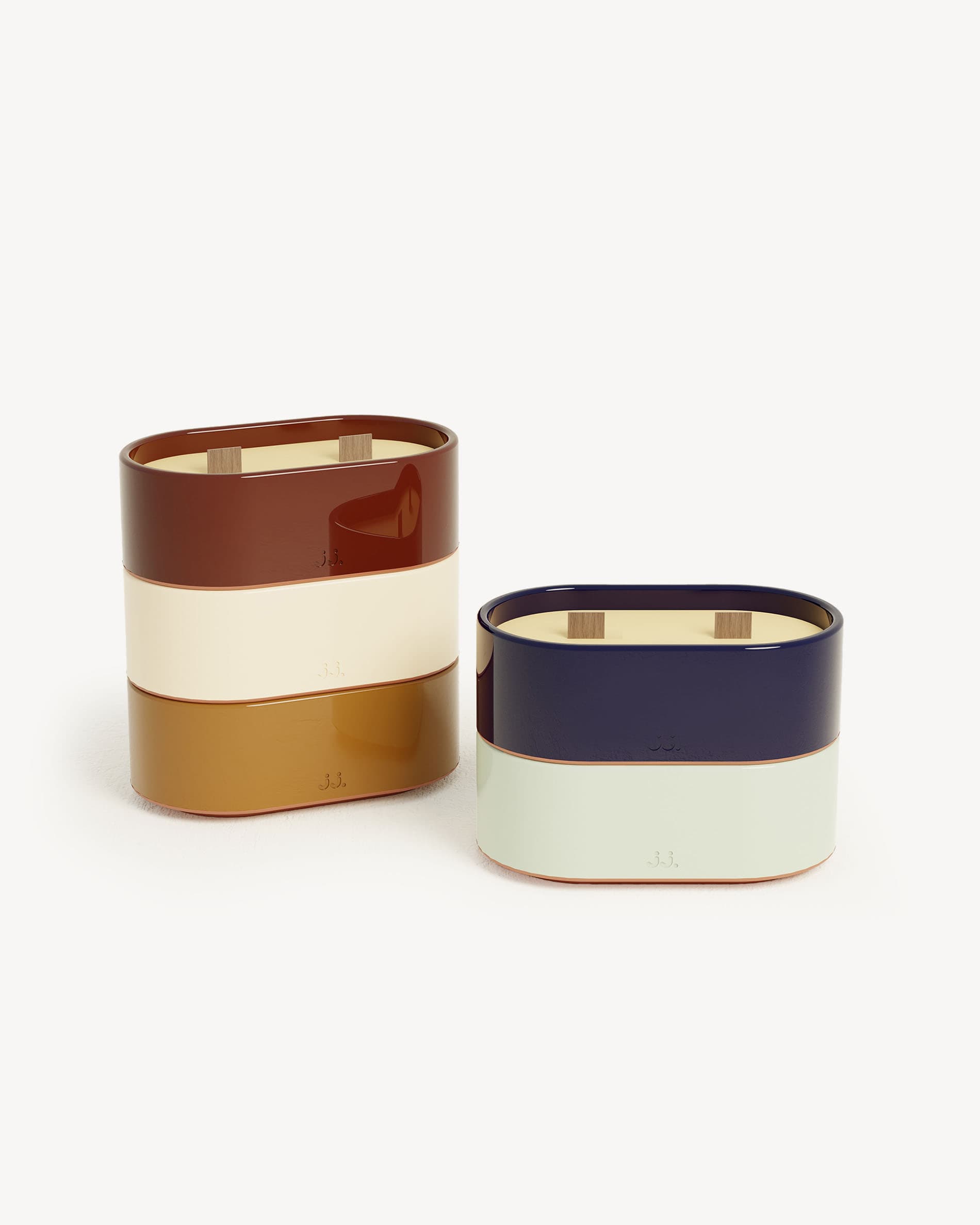 Set di candele Totem S in ceramica multicolore: verde acqua citronella & eucalipto, blu navy citronella & sale marino, rosso ossido citronella & geranio, marrone terra di Siena citronella & fiore d’arancio, beige avorio citronella & limone.