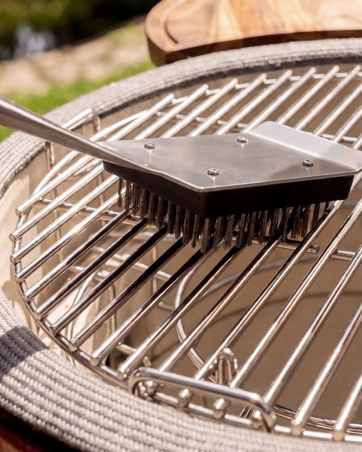 Spazzola in acciaio inox e acacia Kokko per la pulizia della griglia del barbecue