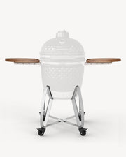 Supporto con ruote per kamado Kokko dotato di ripiani pieghevoli in legno, vista frontale su sfondo neutro.