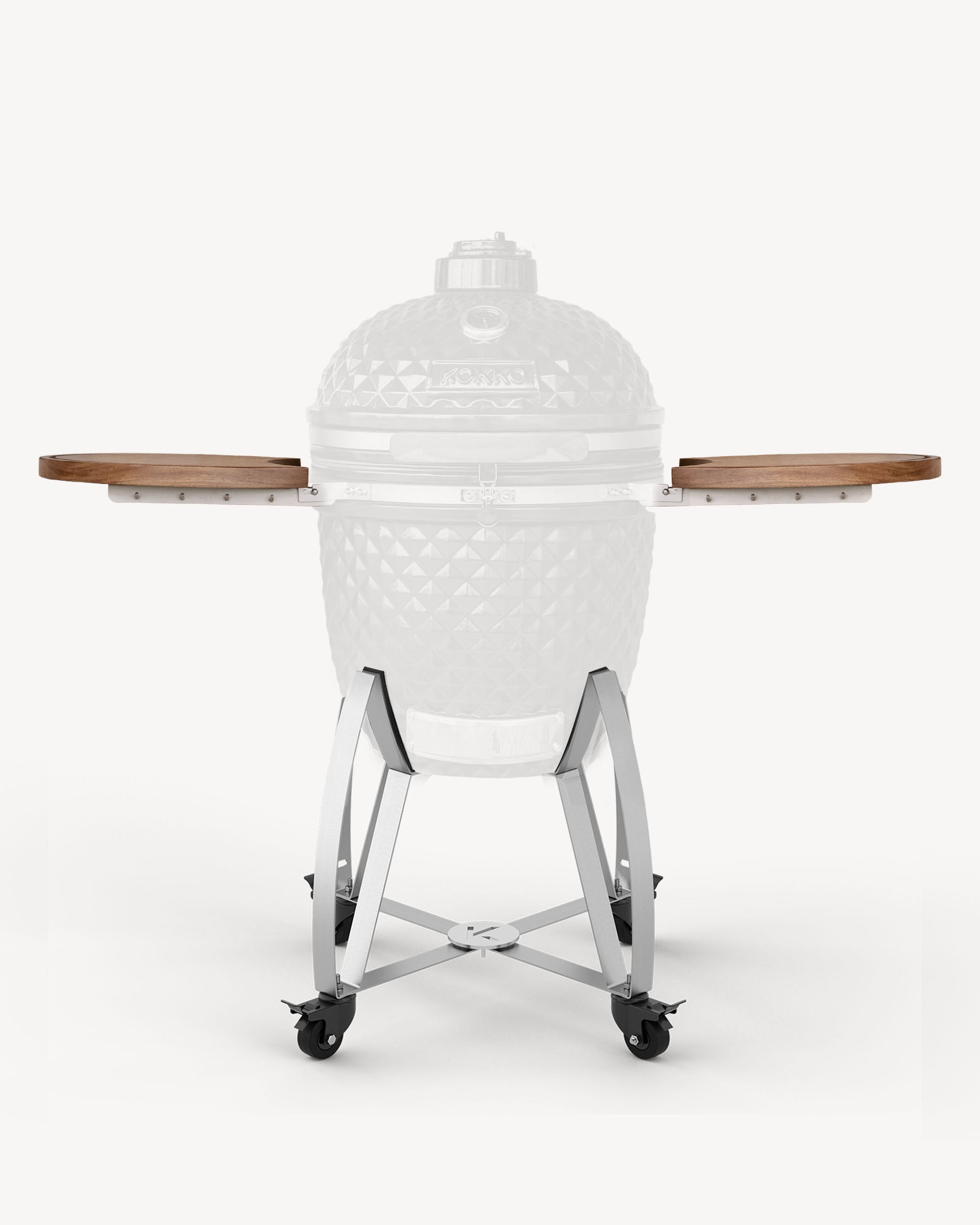 Supporto con ruote per kamado Kokko dotato di ripiani pieghevoli in legno, vista frontale su sfondo neutro.