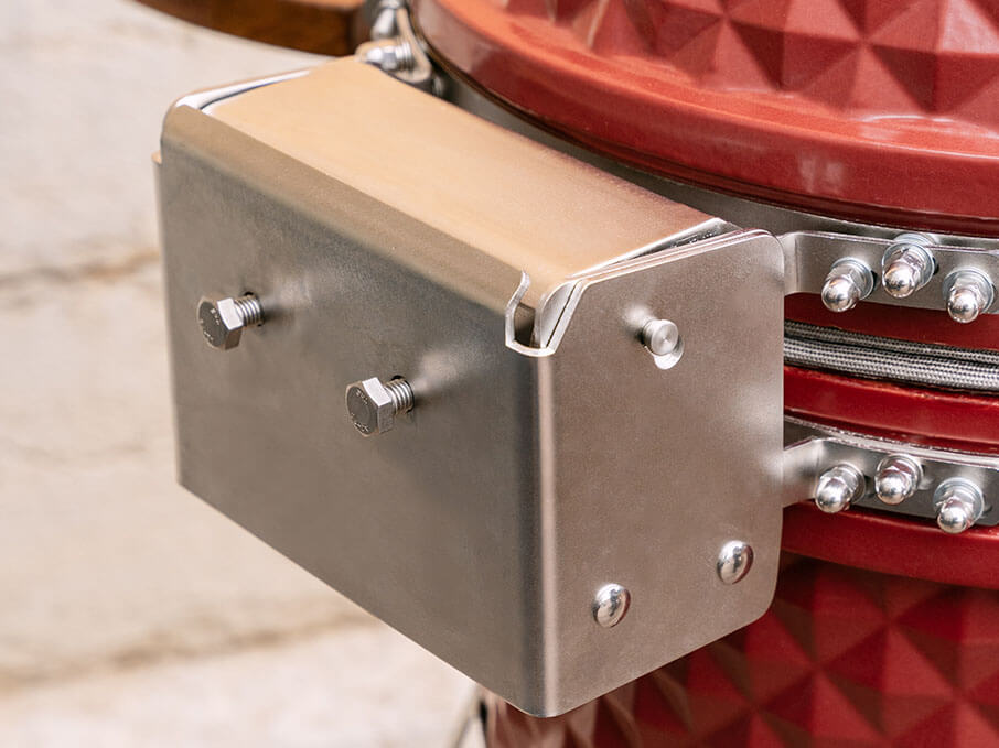Cerniera easy-lift in acciaio inox del kamado Kokko, progettata per rendere più facile l’apertura del coperchio in ceramica.