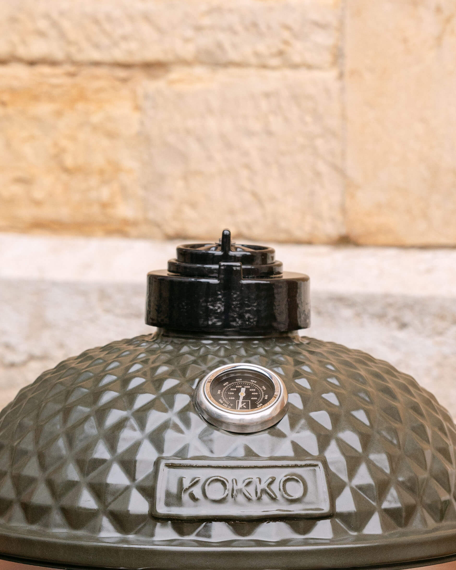 Comignolo in ghisa montato sul coperchio di un kamado Kokko.
