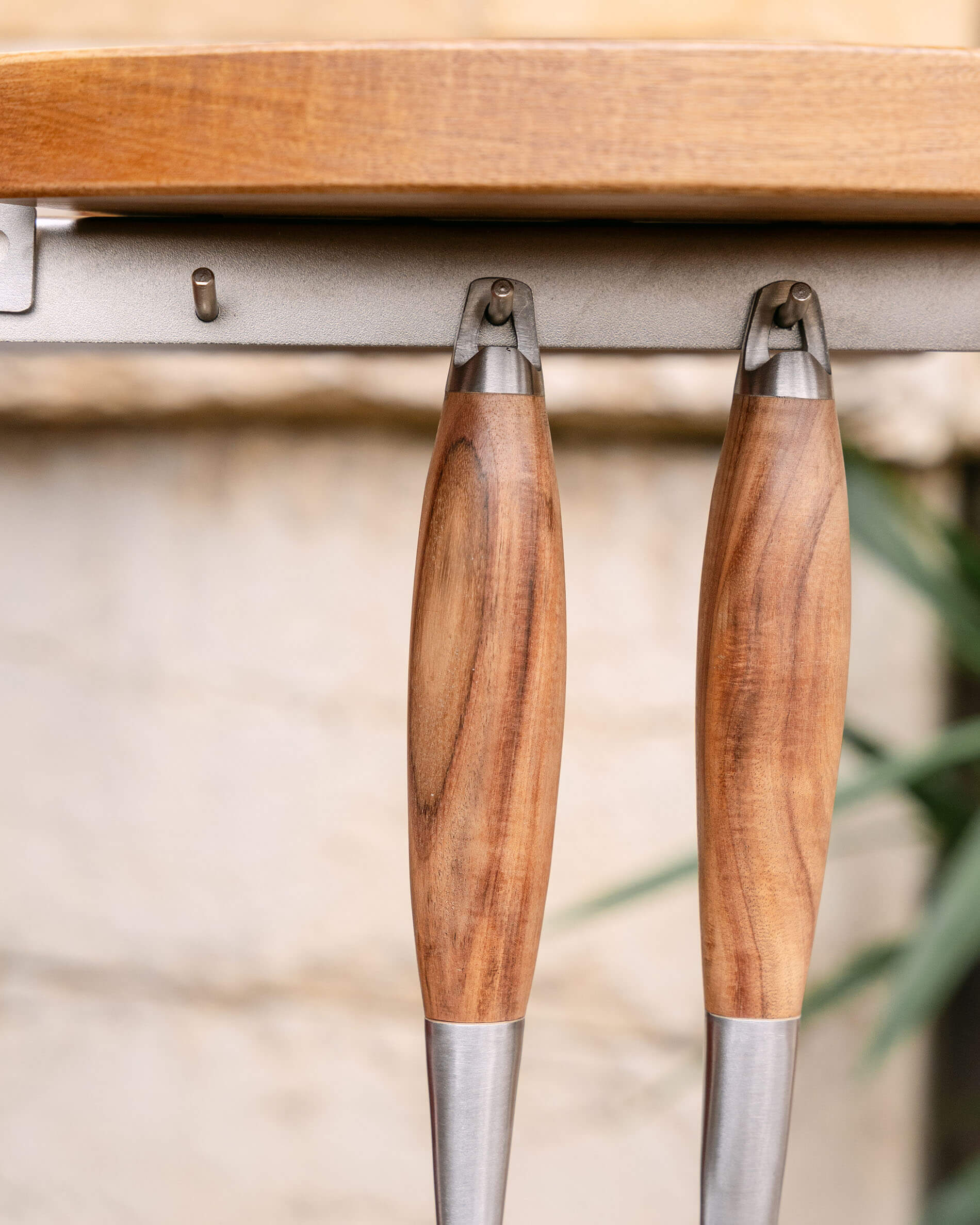 Utensili in acciaio inox e acacia