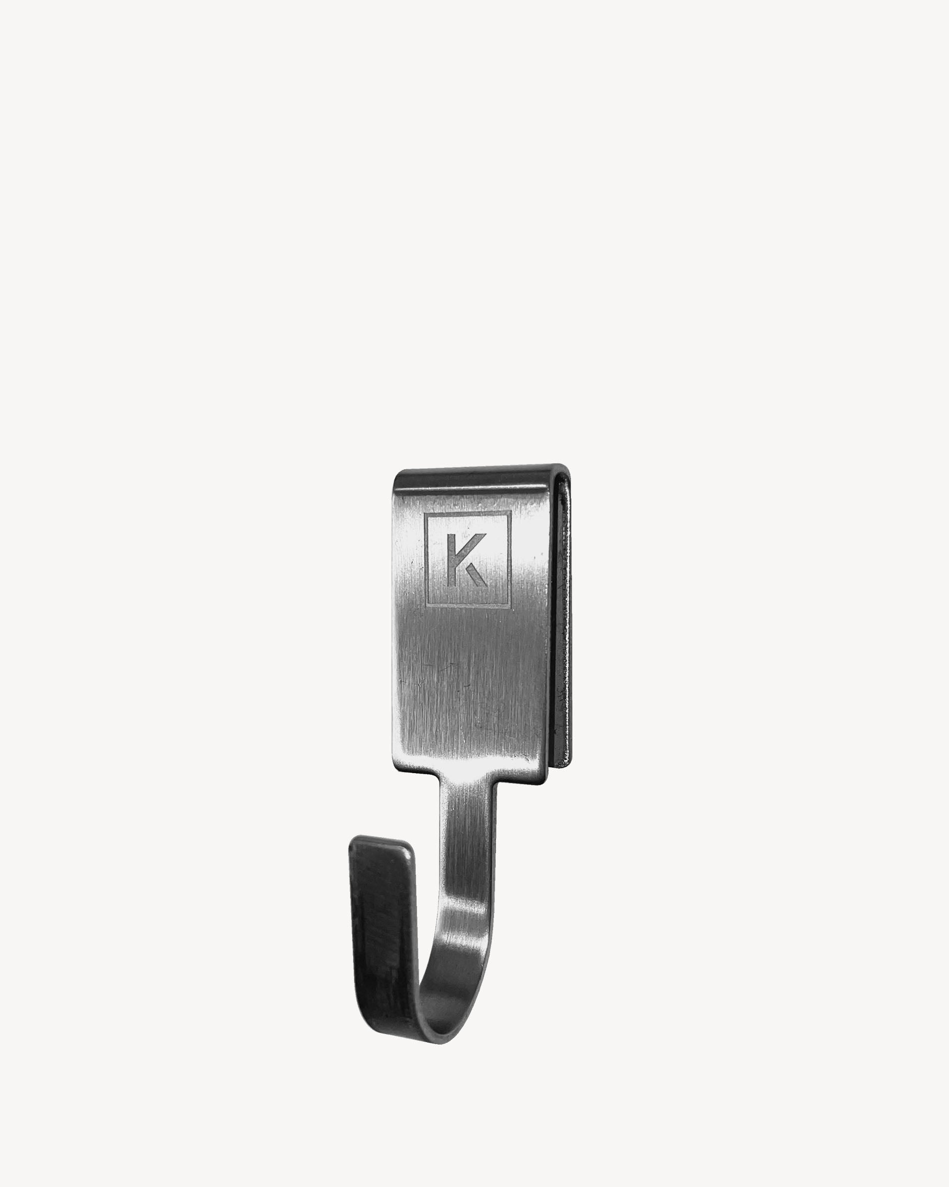 Gancio in acciaio progettato per appendere gli accessori del kamado Kokko XL.