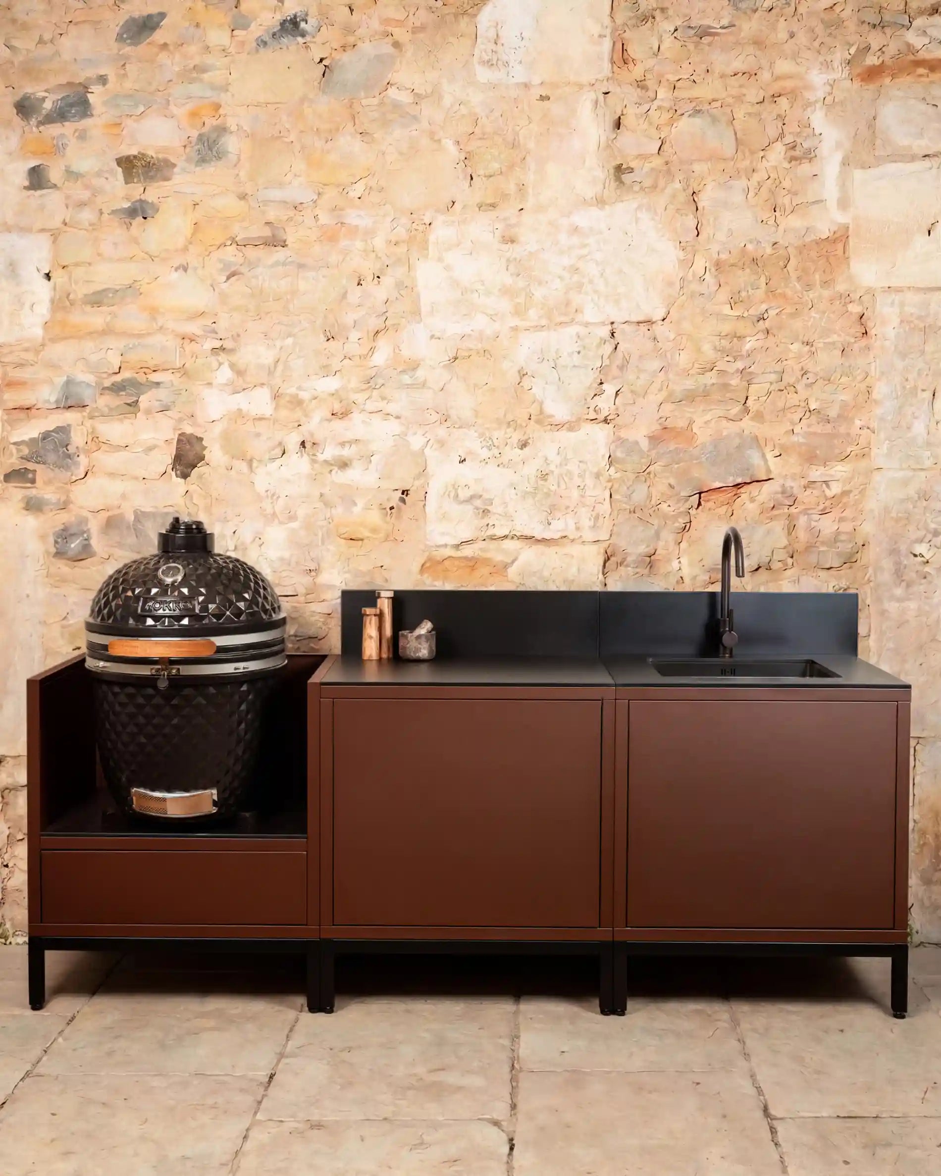 Cucina da esterno Kokko Pilotis rustica con piano di lavoro nero e kamado