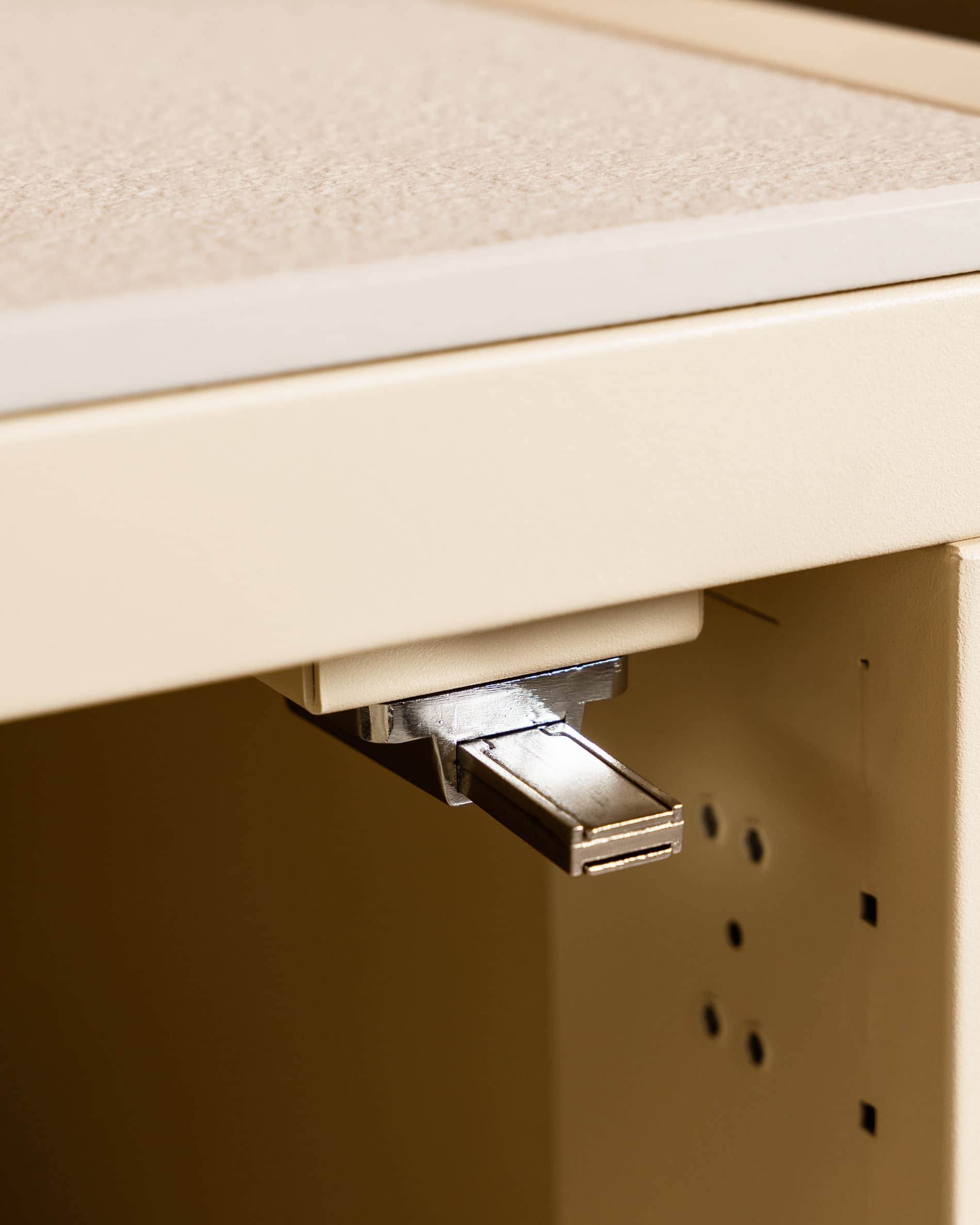 Détail tiroir coulissant cuisine extérieure Kokko Pilotis