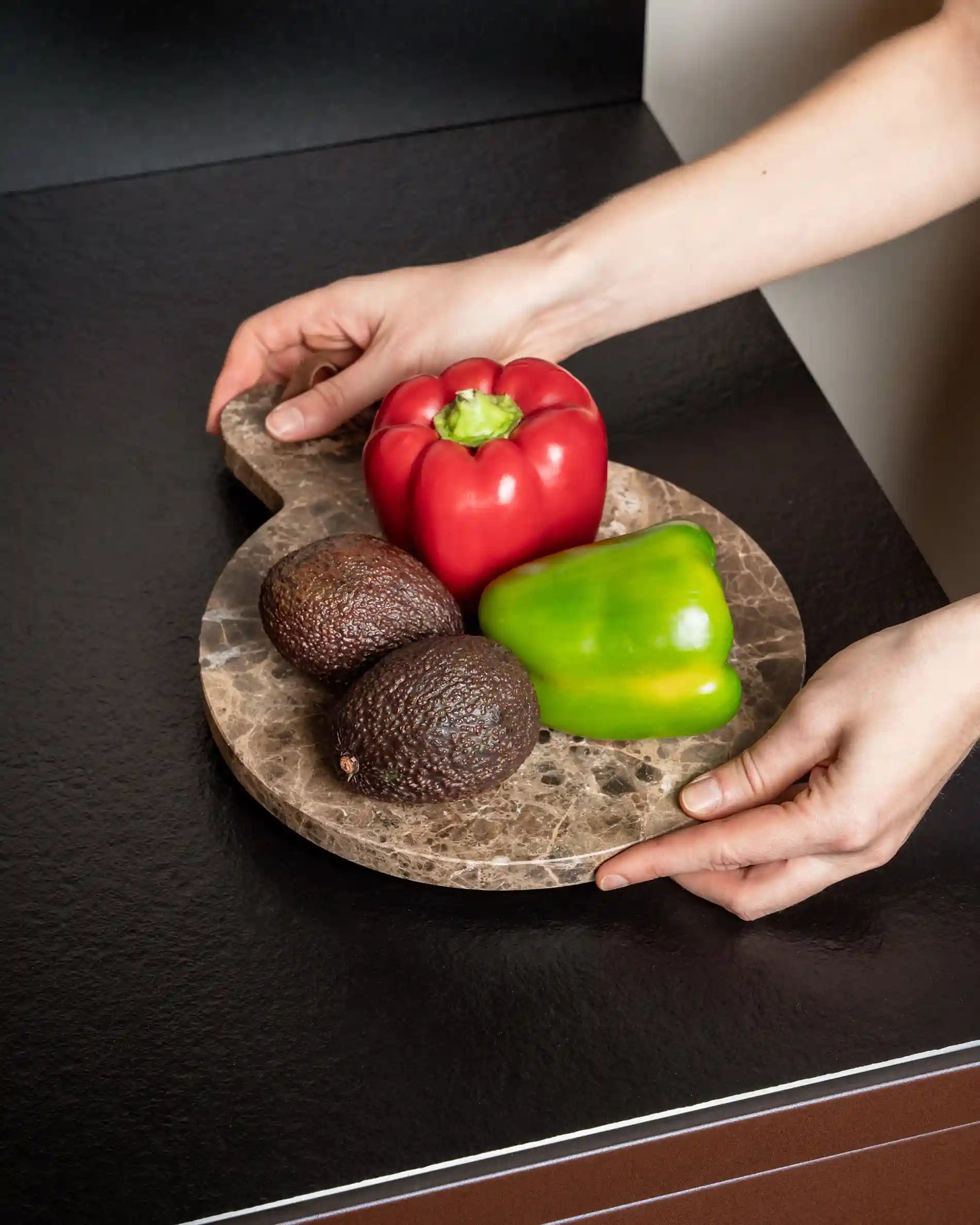 Plateau avec poivrons et avocats sur plan de travail cuisine extérieure Kokko