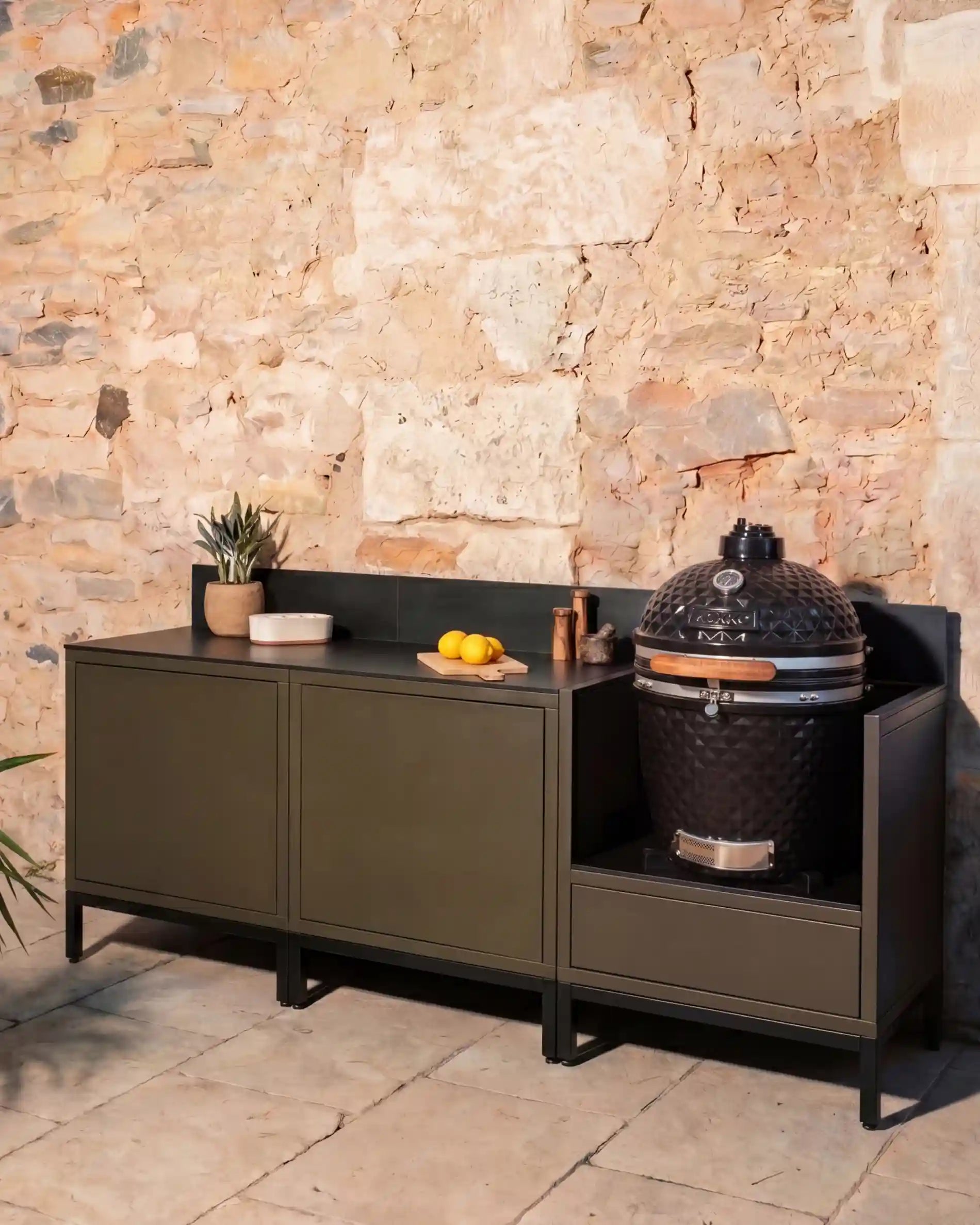 Cucina da esterno Kokko olive con kamado e piano di lavoro nero
