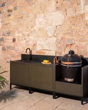Cucina da esterno Kokko oliva con lavello nero e kamado integrato