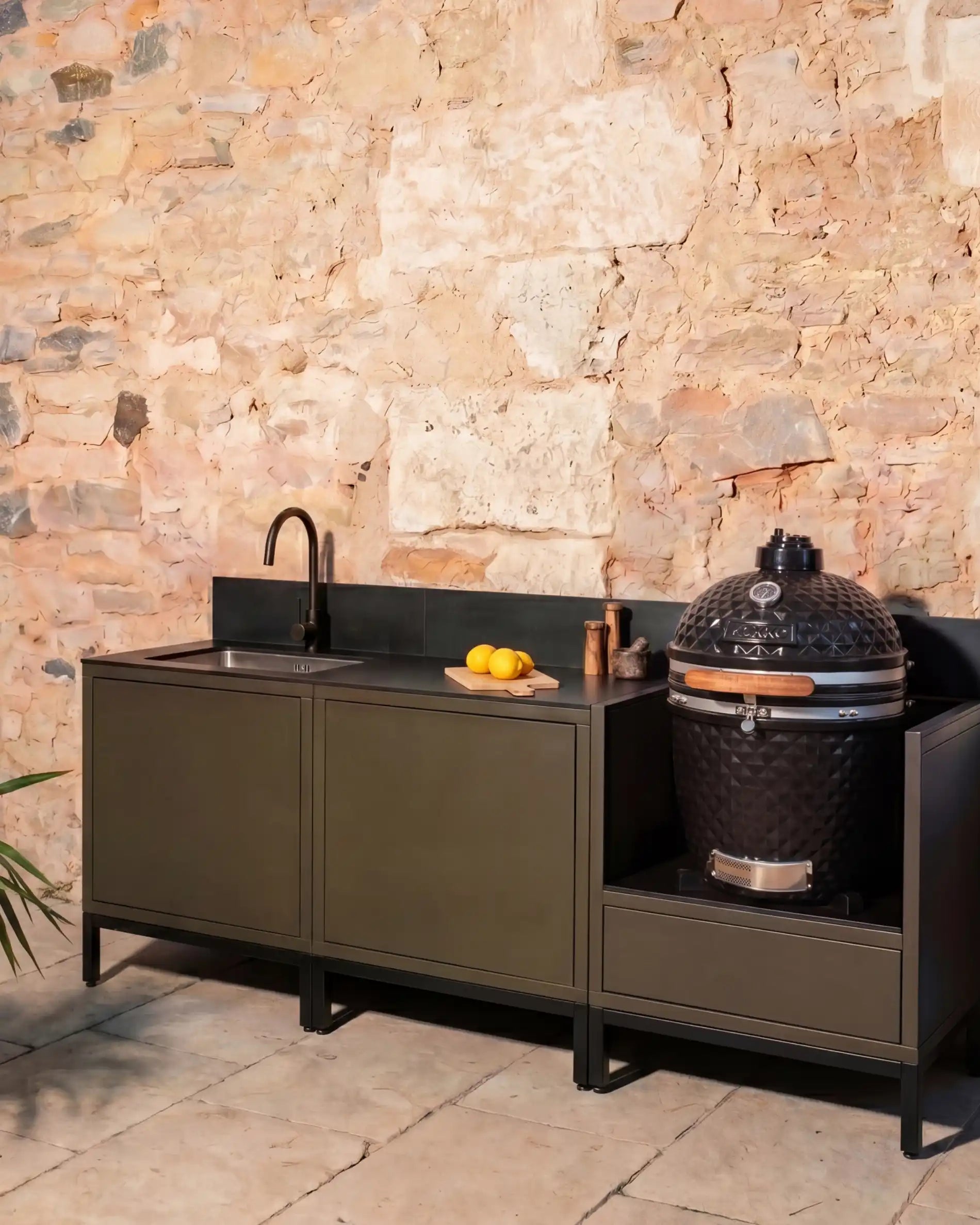 Cucina da esterno Kokko oliva con lavello nero e kamado integrato