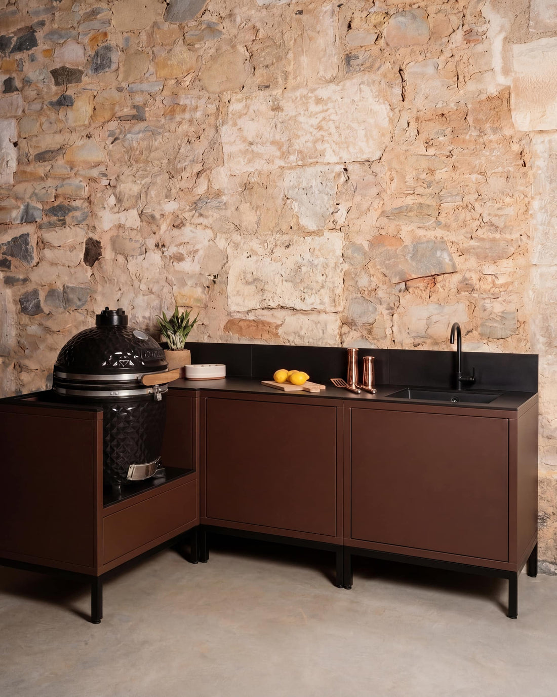 Cucina da esterno Kokko Pilotis angolare color ruggine con lavello e kamado integrato