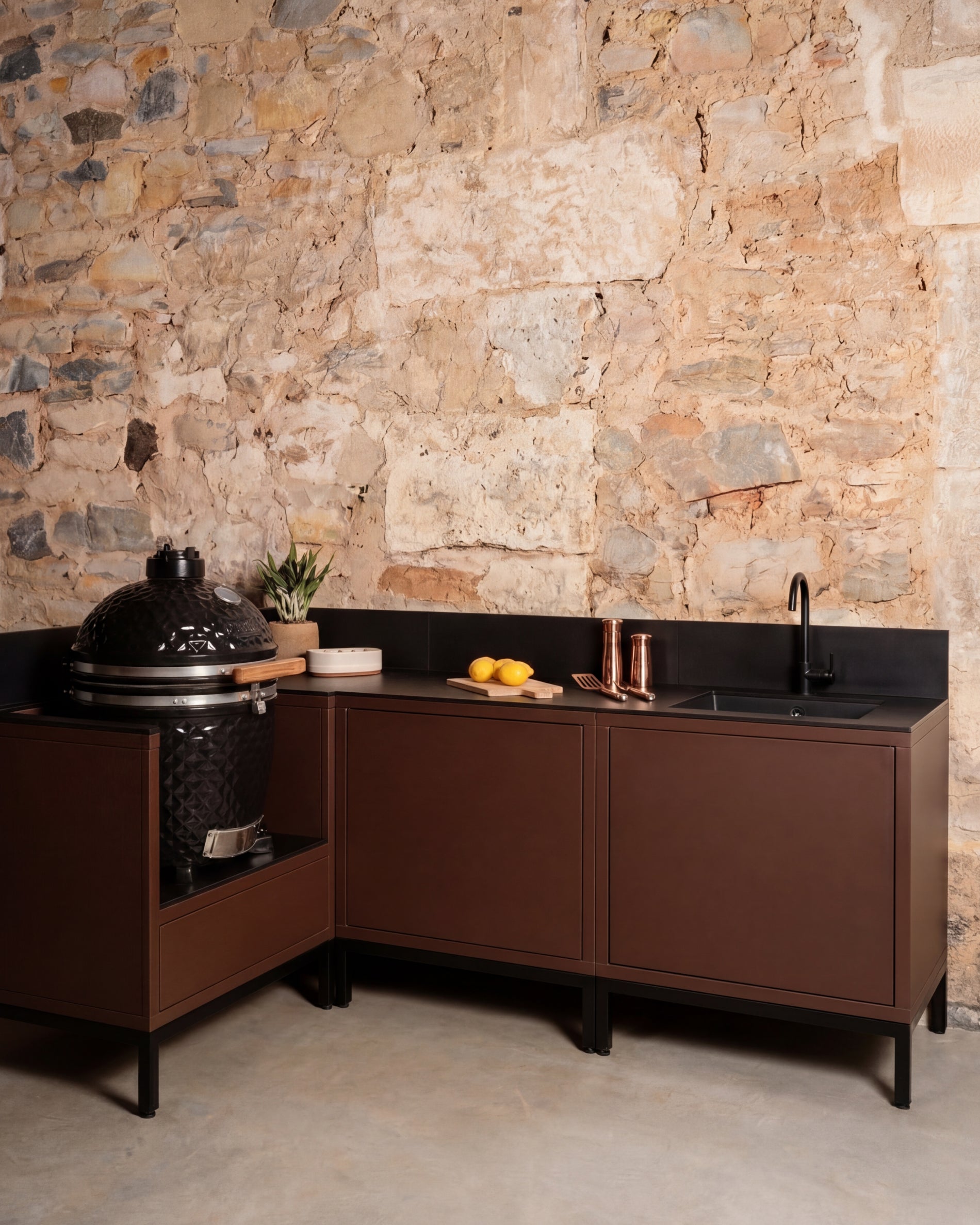 Cucina da esterno Kokko Pilotis angolare color ruggine con lavello e kamado integrato