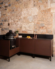 Cucina da esterno Kokko Pilotis 4 moduli angolari color ruggine con kamado