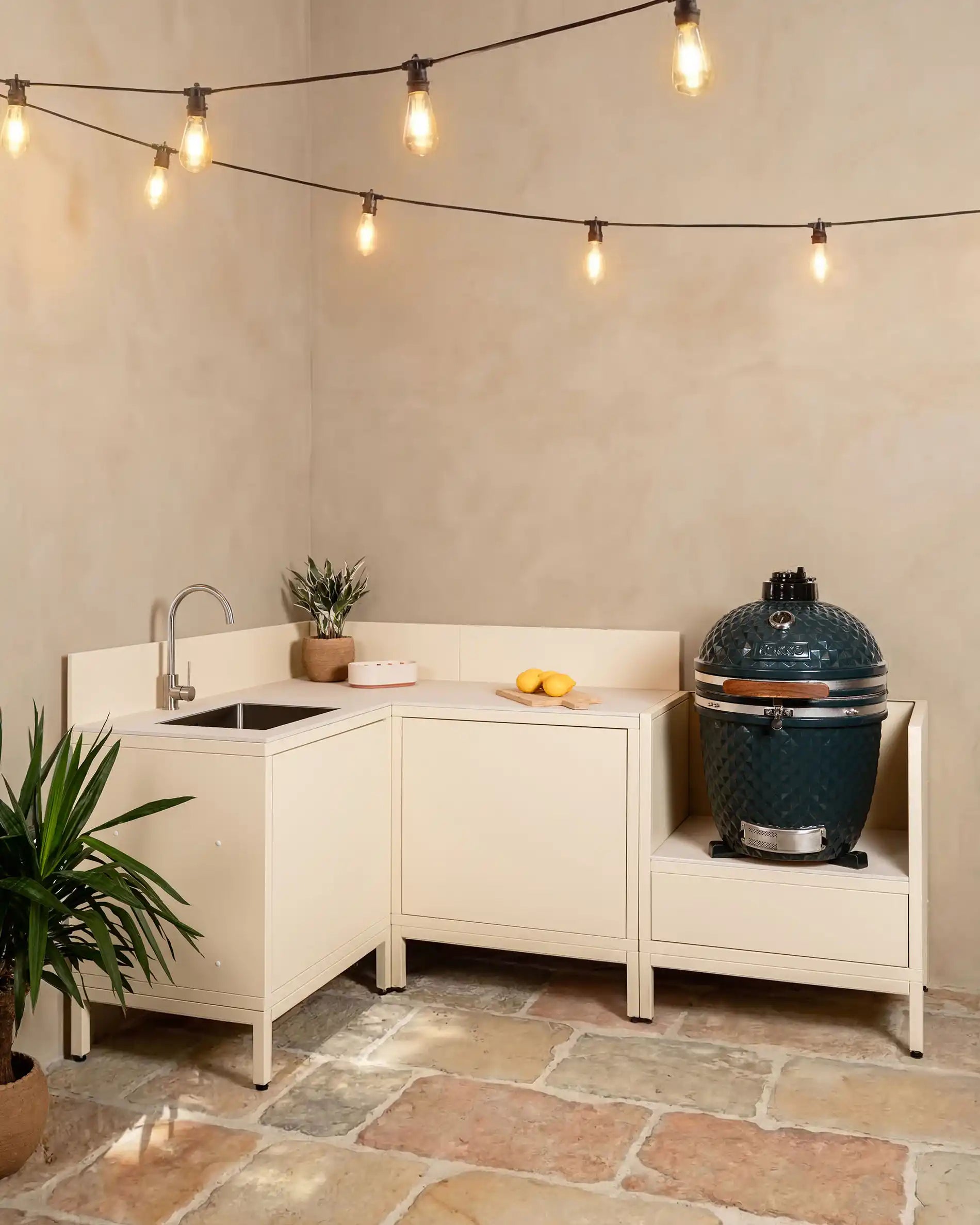 Cuisine extérieure Kokko Pilotis beige avec évier et kamado bleu océan.