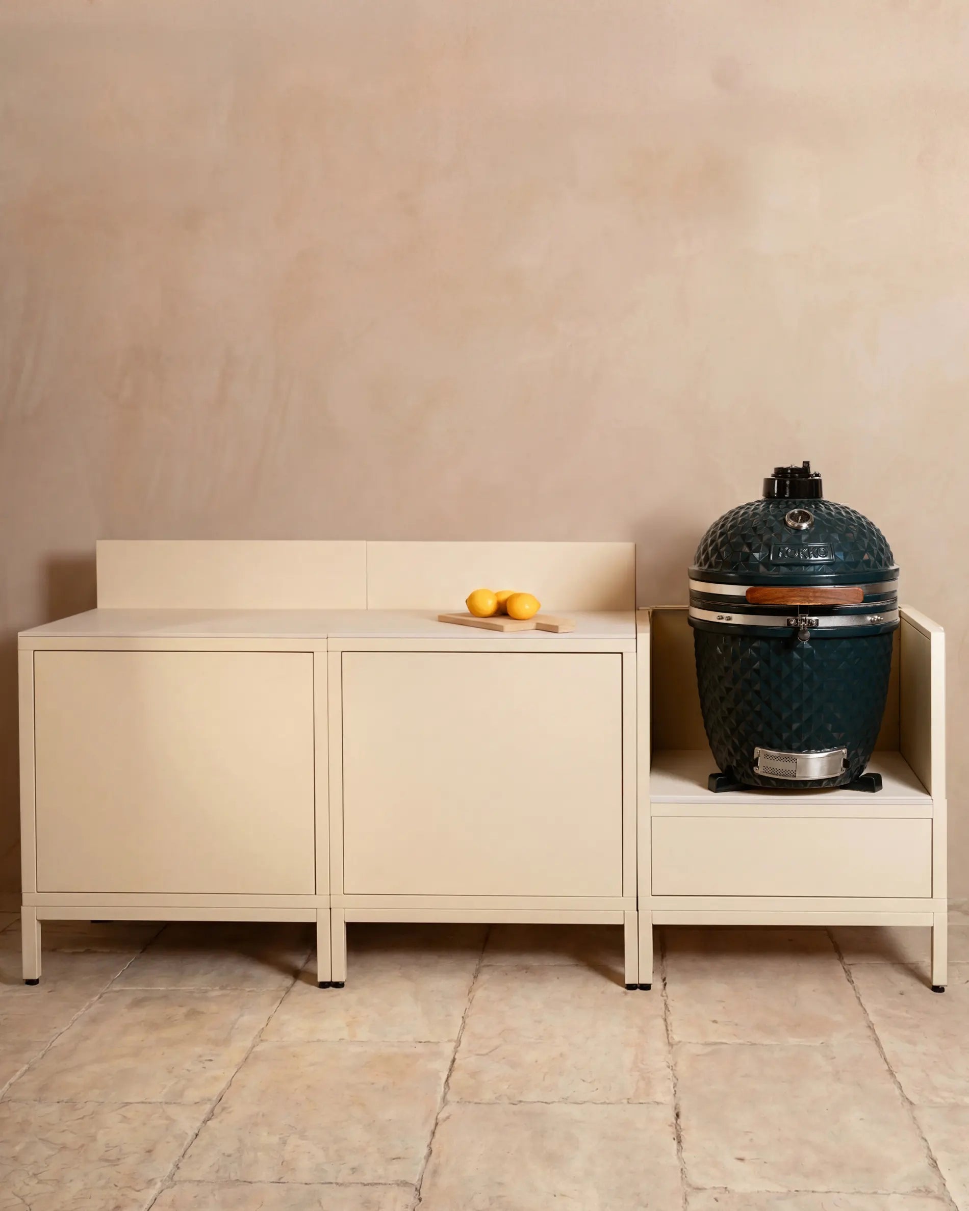 Cucina da esterno Kokko crema con tre moduli e kamado integrato