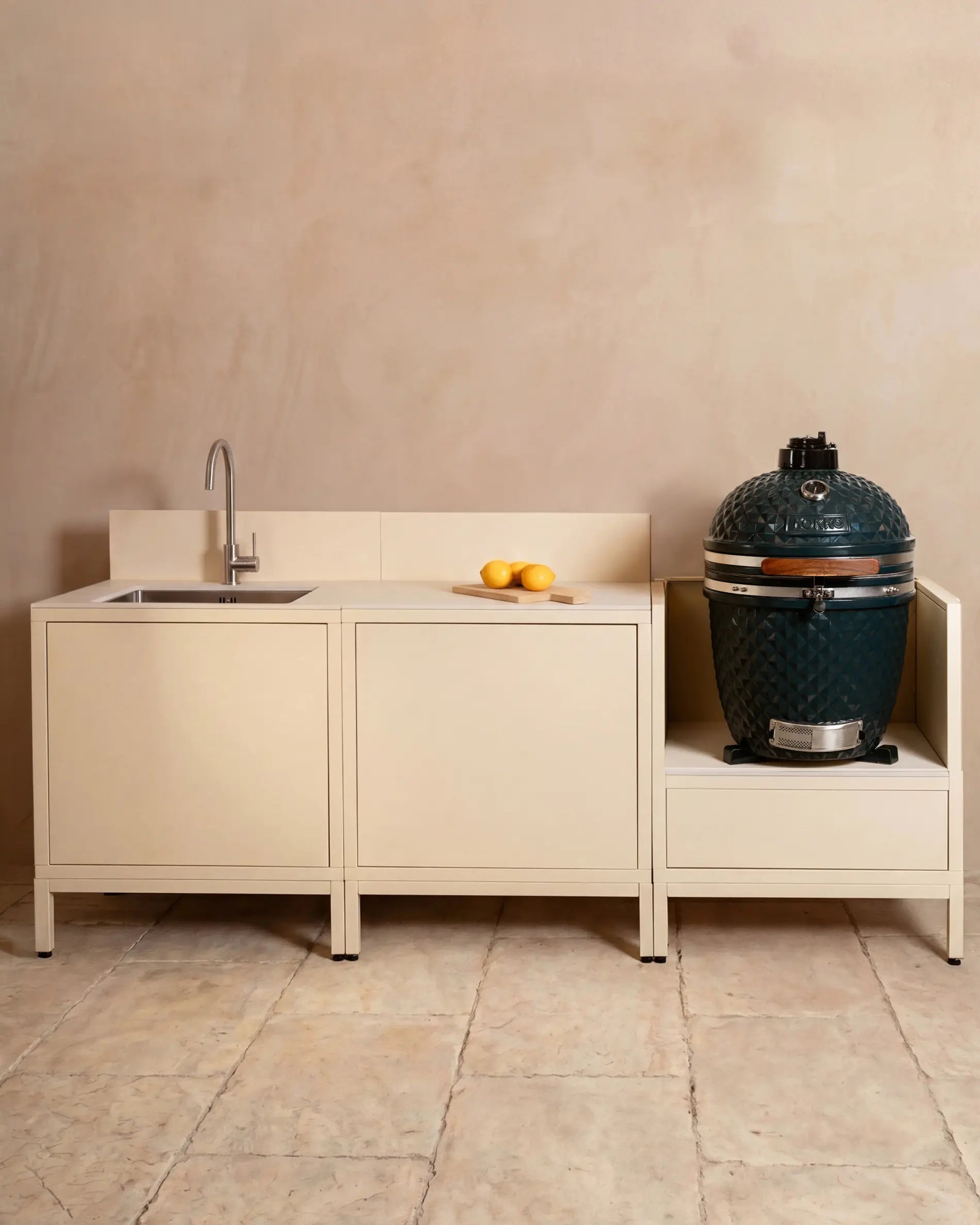Cucina da esterno Kokko crema con lavello, kamado e tre moduli