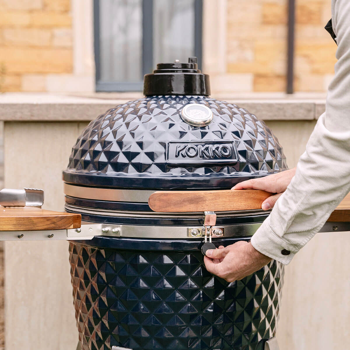 Dettaglio della chiusura del kamado Kokko, che garantisce una perfetta tenuta ermetica del coperchio.