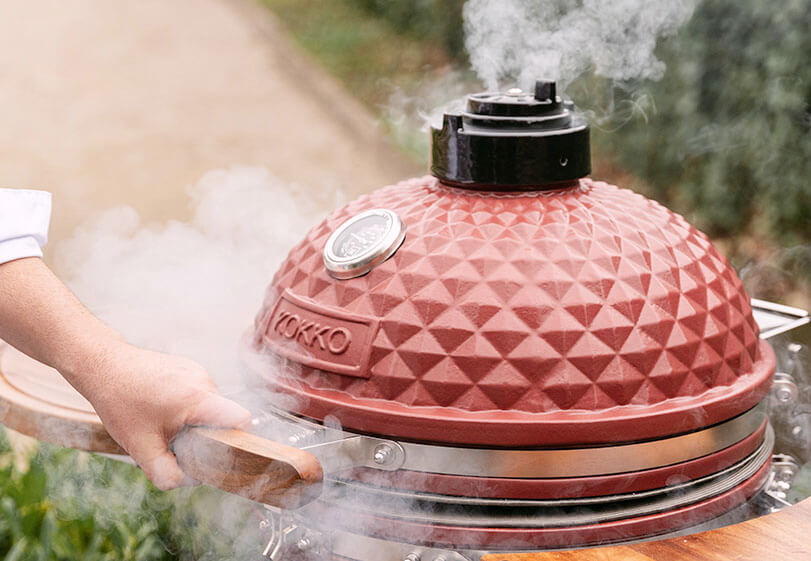 Kamado Kokko in ceramica che mostra la qualità costruttiva e la garanzia del produttore.