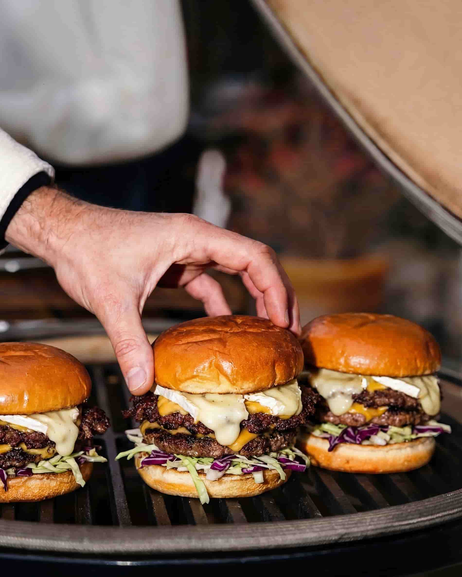 Griglia in ghisa con hamburger
